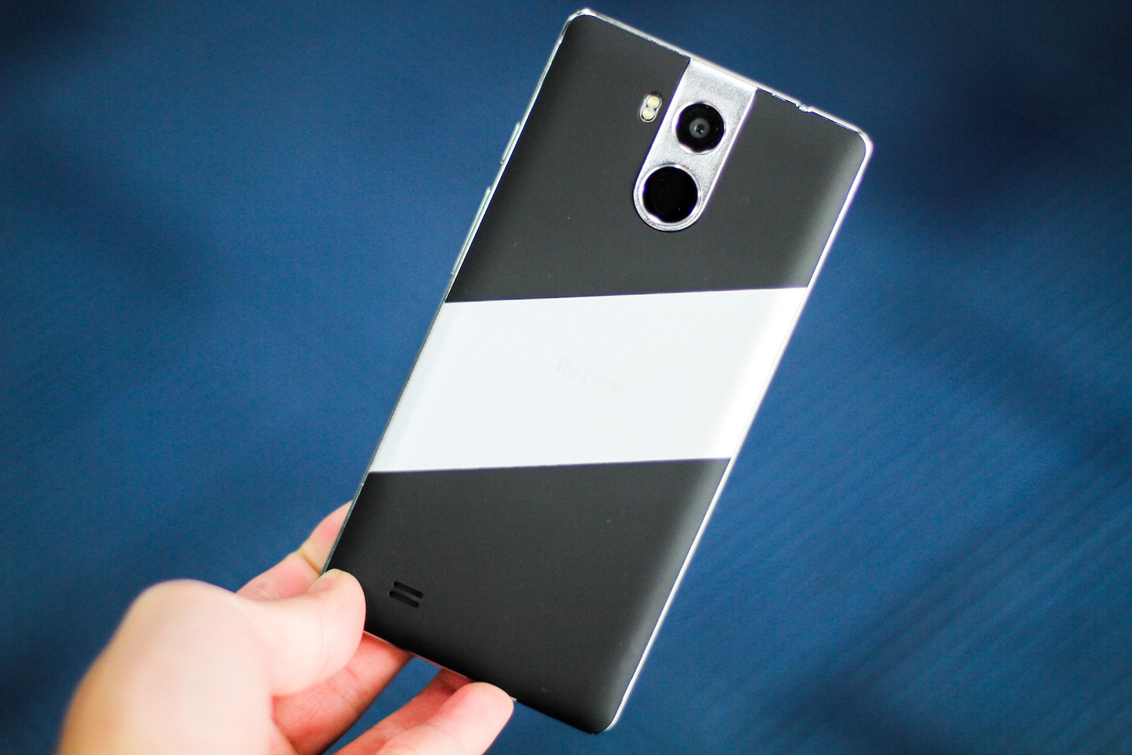 Mo hop smartphone 4G, ho tro cam bien van tay re nhat VN hinh anh