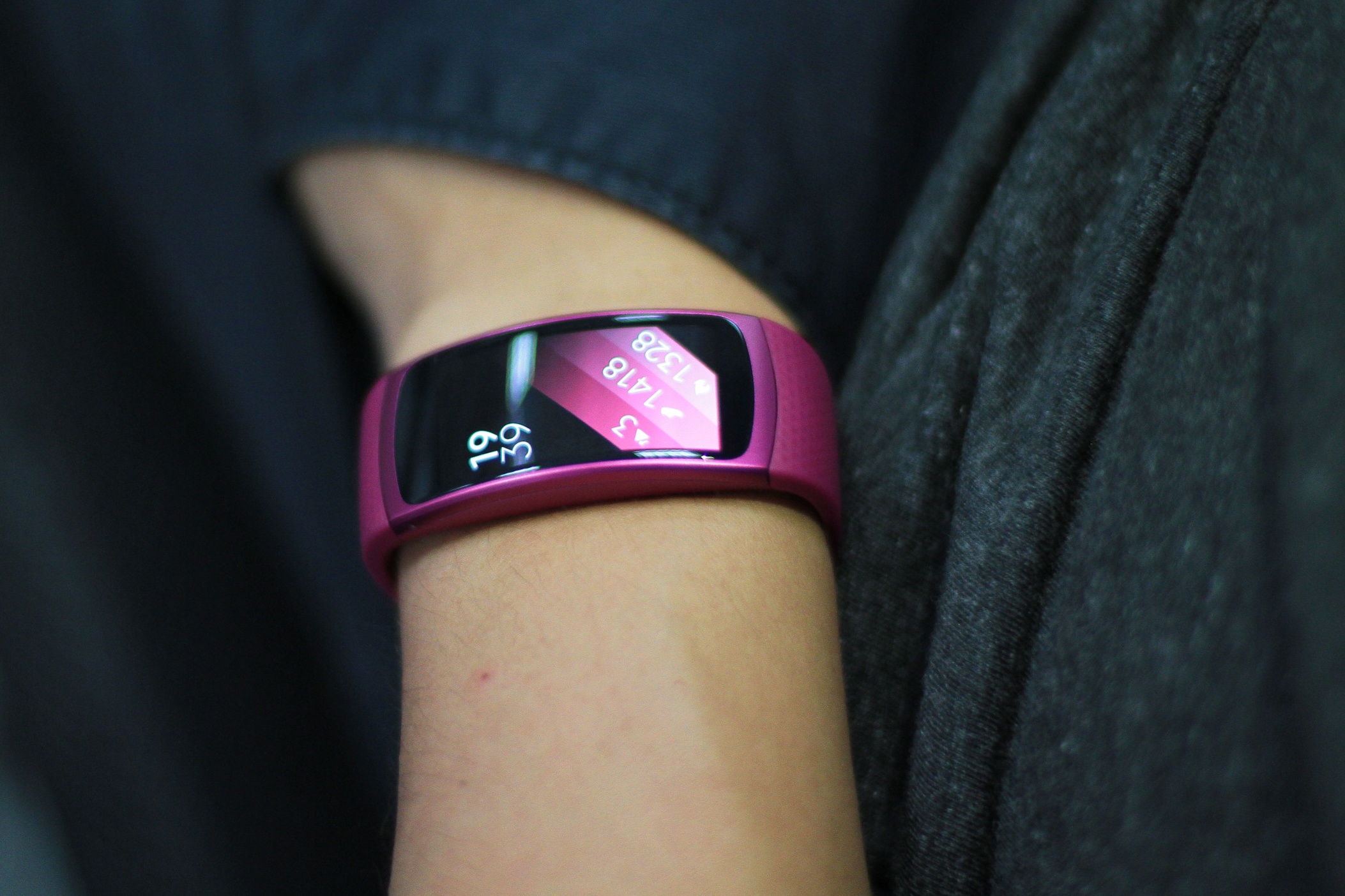 Anh thuc te Samsung Gear Fit 2 gia 3,9 trieu tai Viet Nam hinh anh