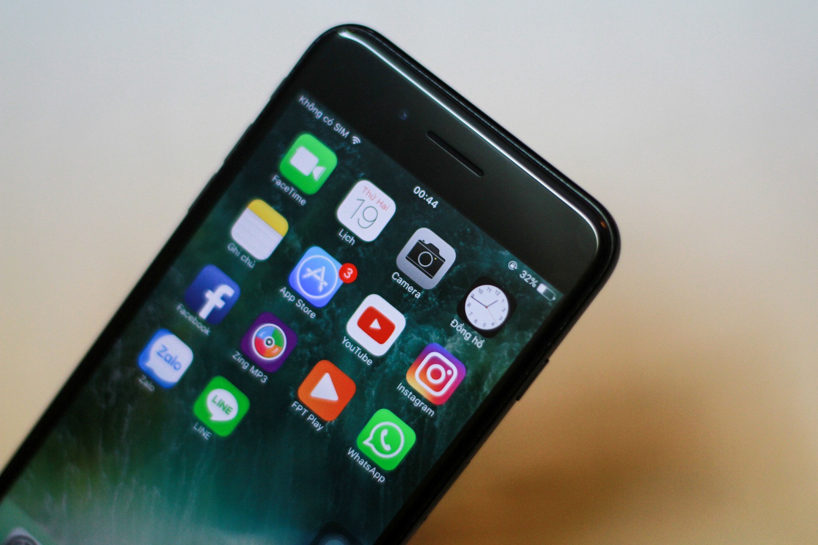 Gia iPhone 7 Plus Jet Black anh 12