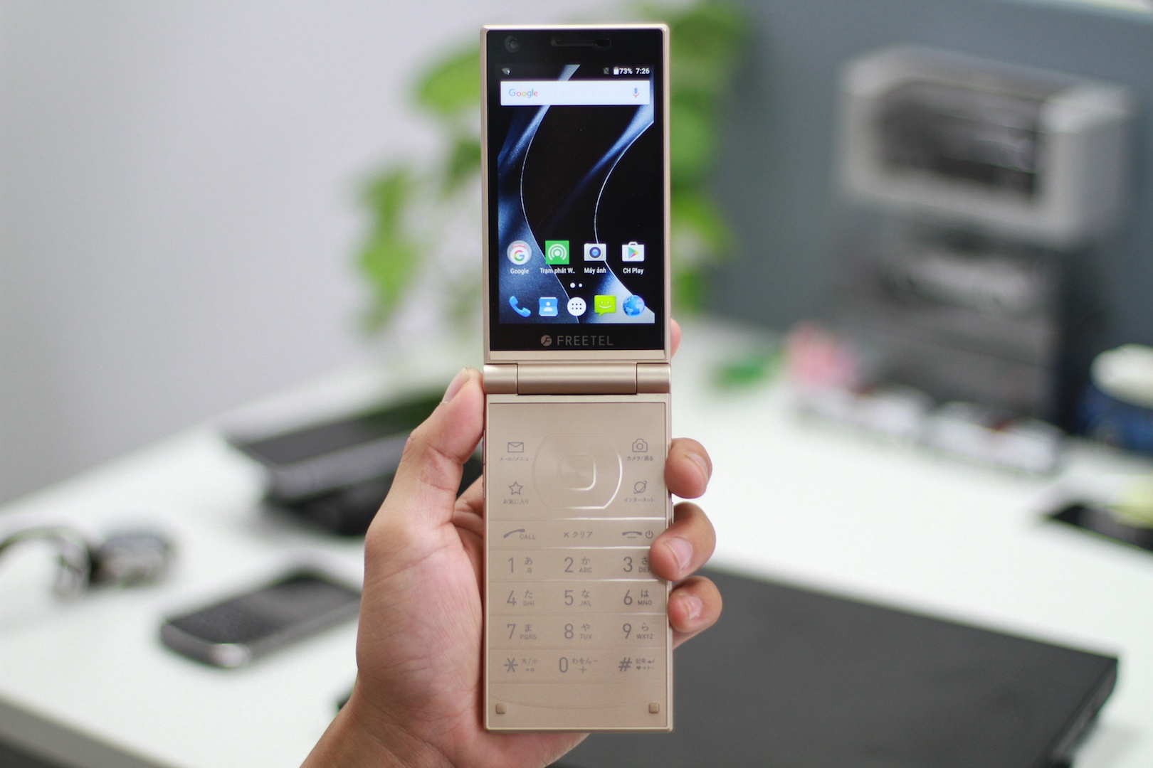 Smartphone Nhat co 2 man hinh, nap gap sap ban tai VN hinh anh