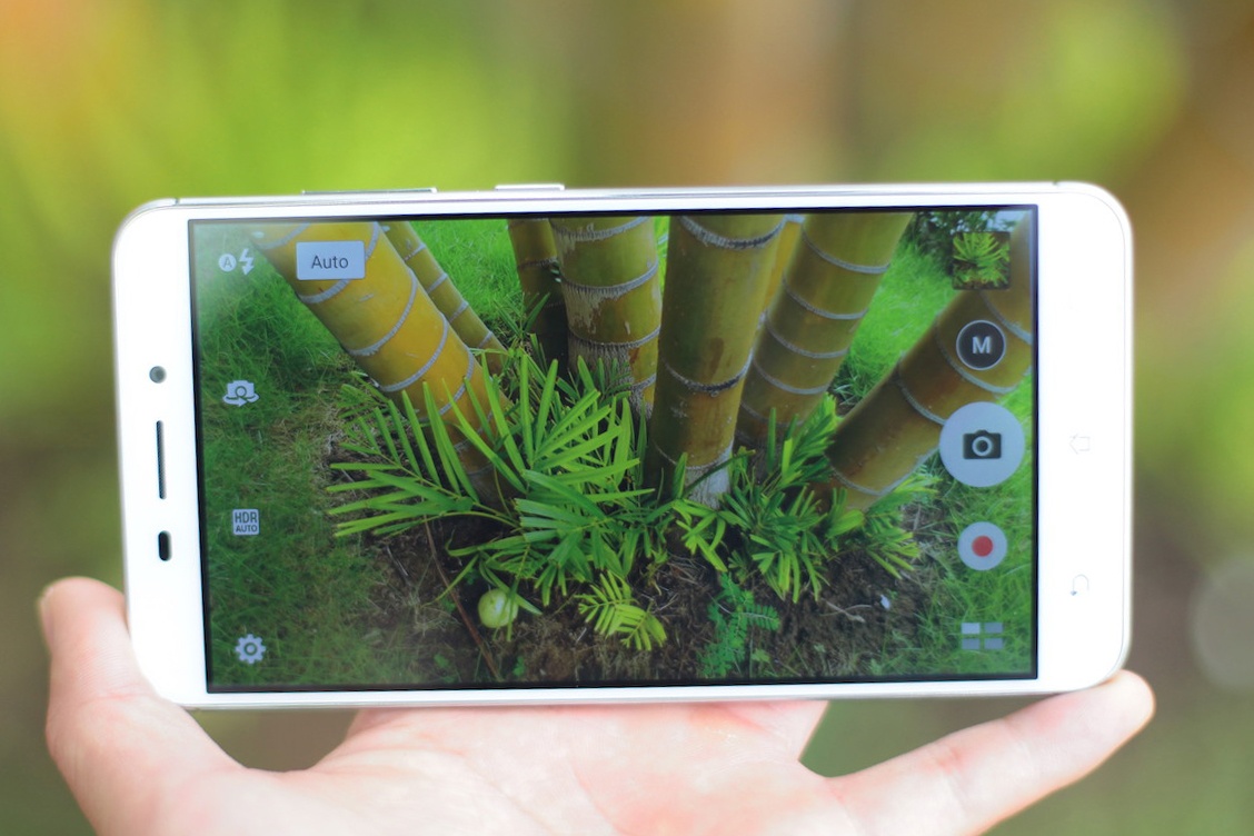Anh Asus Zenfone 3 Laser gia 6 trieu vua len ke tai VN hinh anh