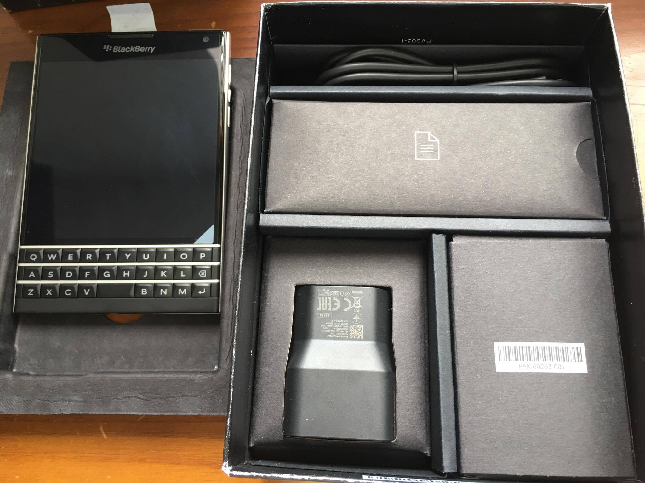 Gia Blackberry Passport xach tay anh 1