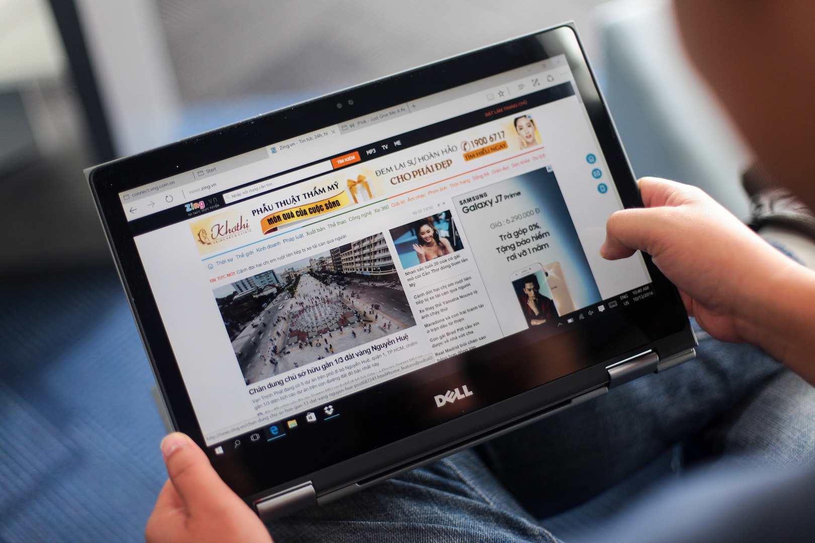 Anh laptop xoay lat 360 do, gia 15 trieu tai VN hinh anh