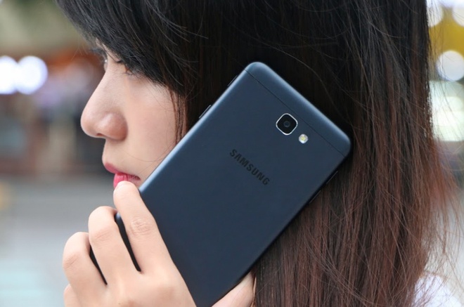 Dai chien doanh so giua Galaxy J7 Prime va Oppo F1s hinh anh