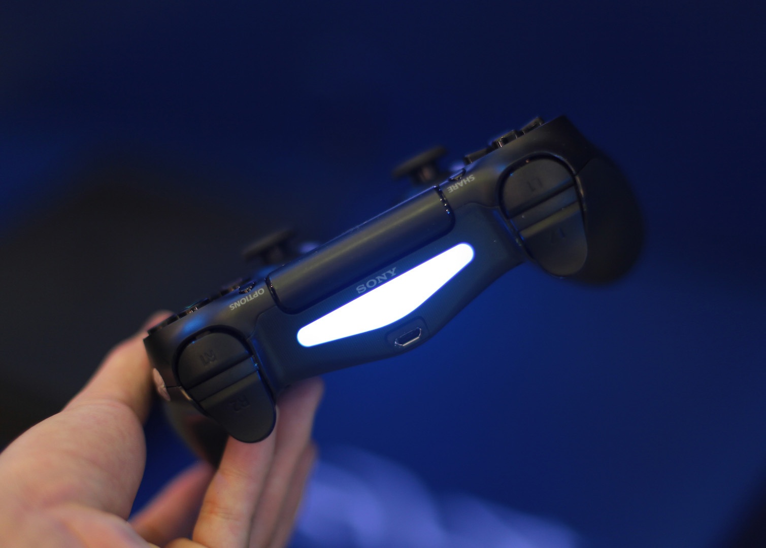 Sony PlaySation 4 Slim gia anh 9