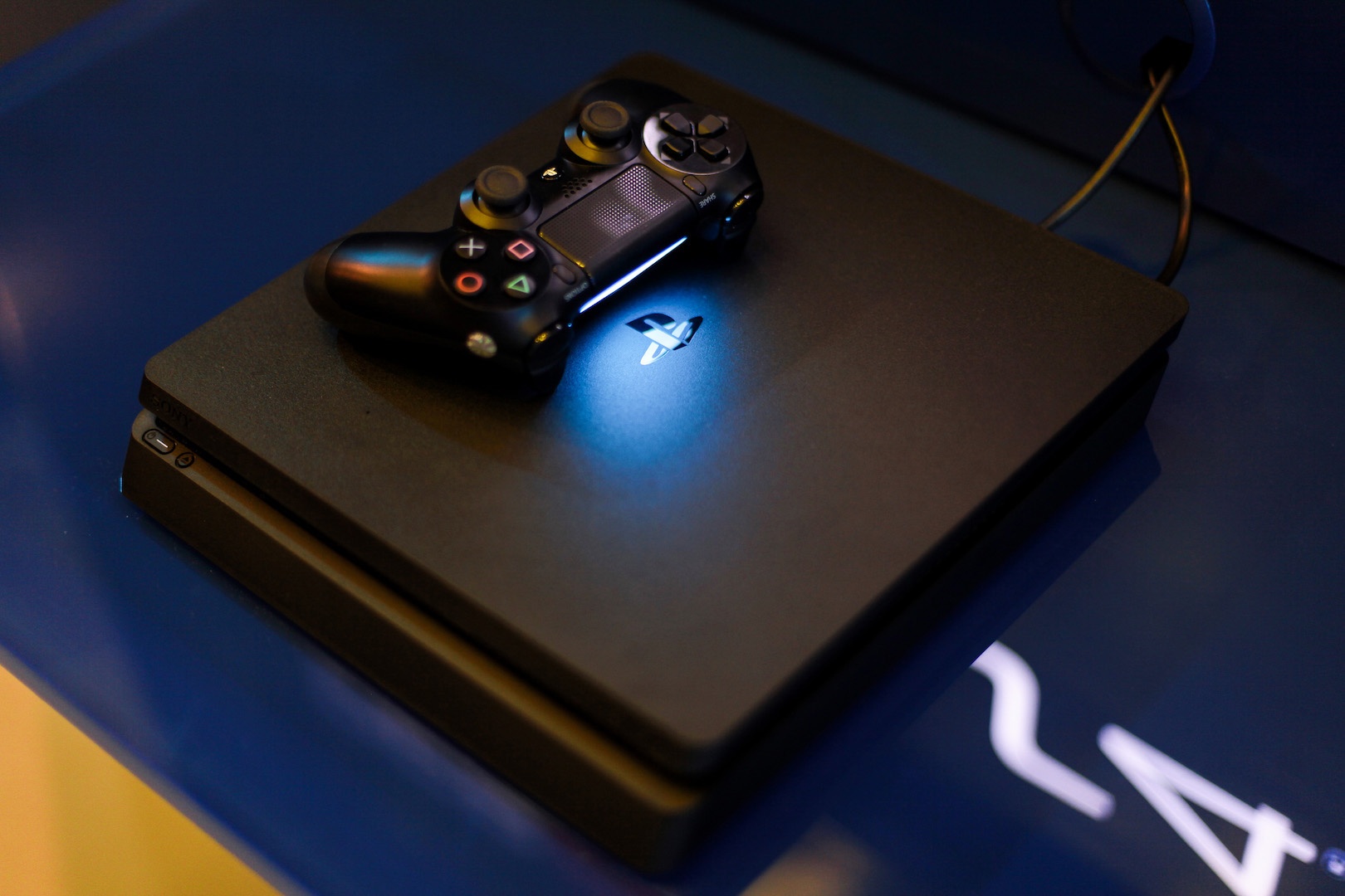 Sony PlaySation 4 Slim gia anh 2