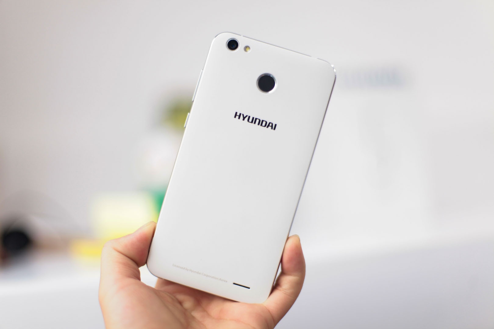 Anh smartphone dau tien cua Hyundai vua ve Viet Nam hinh anh