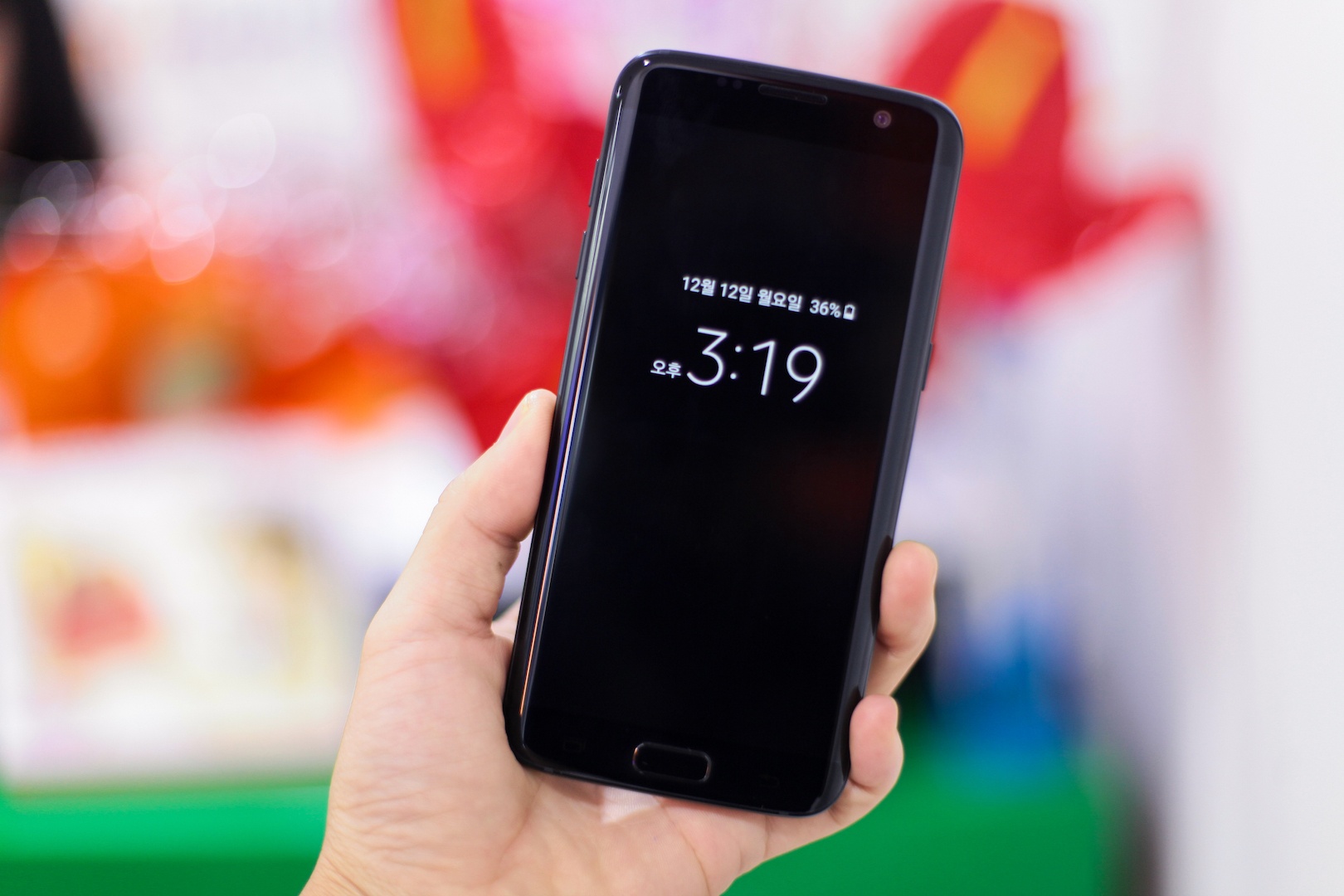 Anh Samsung Galaxy S7 edge mau den bong dau tien tai VN hinh anh