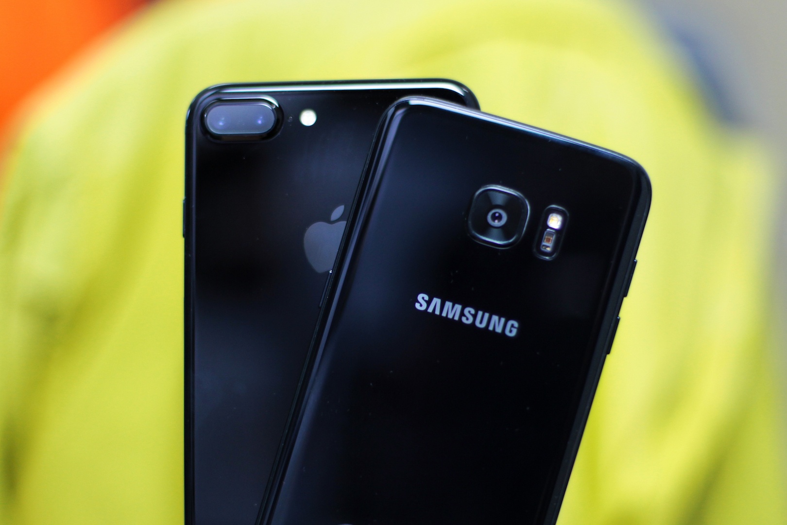 iPhone 7Plus den bong voi Galaxy S7 edge anh 3