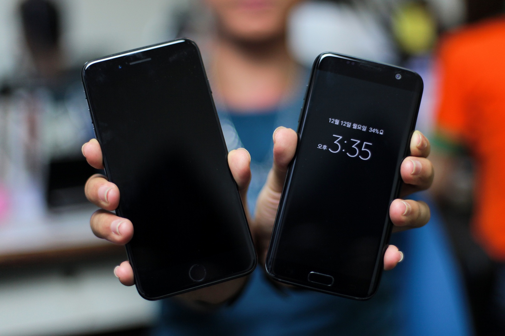 iPhone 7Plus den bong voi Galaxy S7 edge anh 1