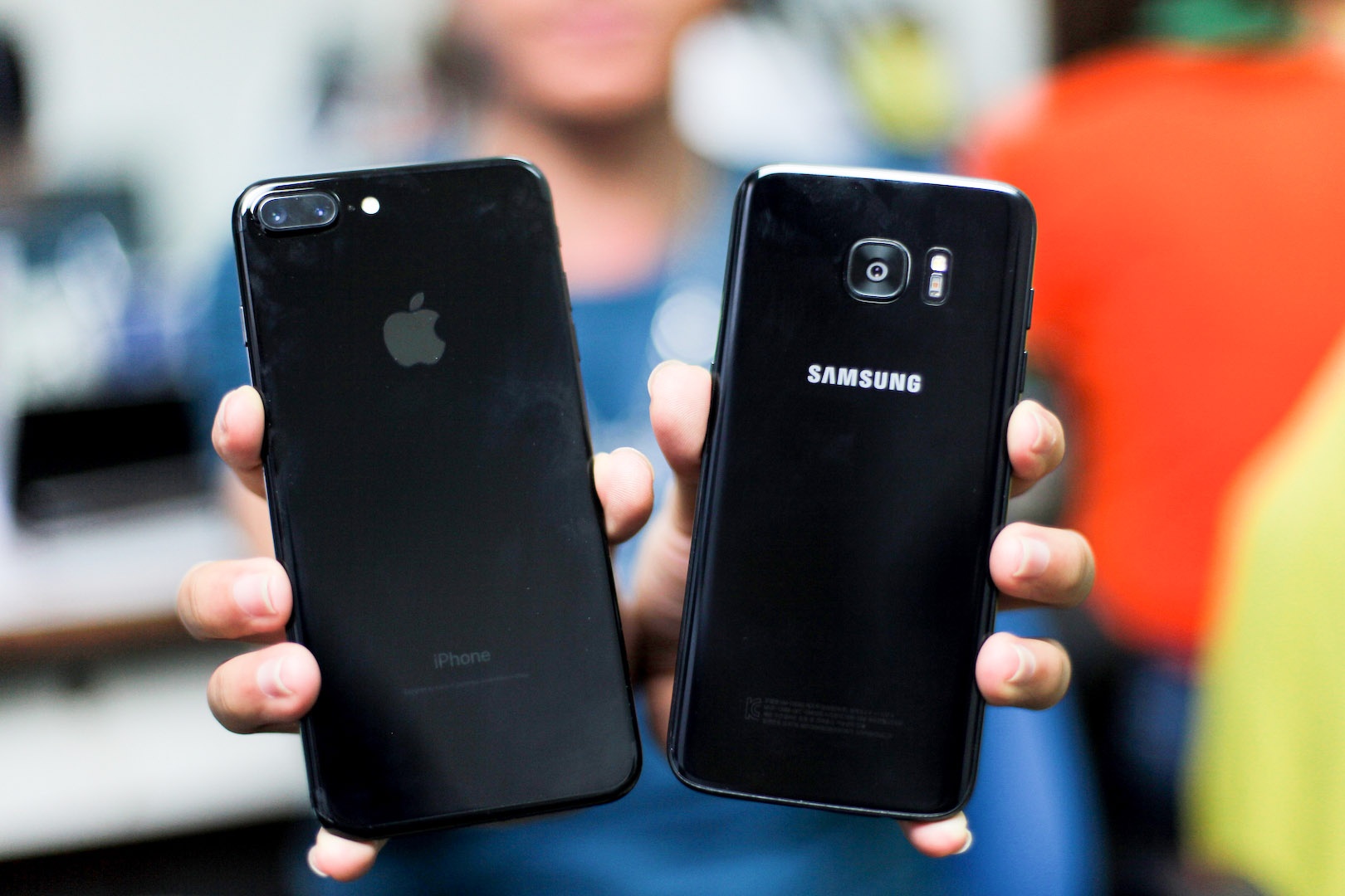 iPhone 7Plus den bong voi Galaxy S7 edge anh 2