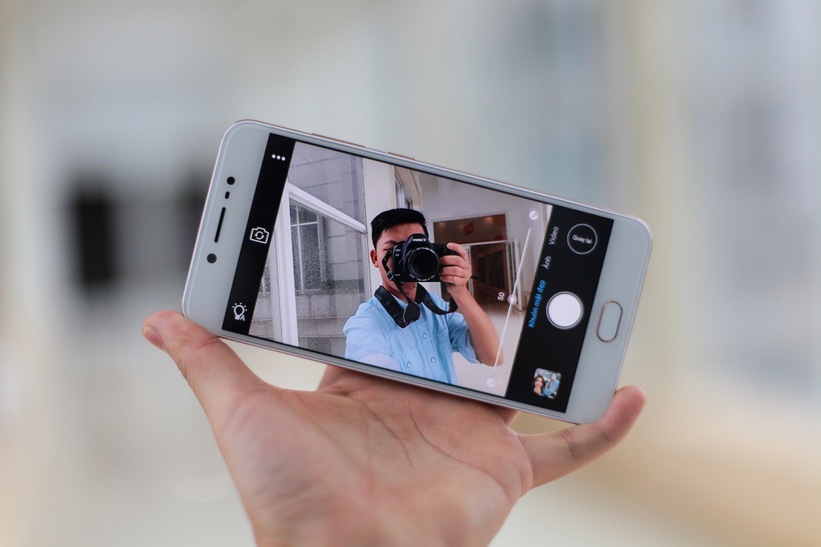 Mo hop smartphone camera selfie 20 MP gia 5,9 trieu tai VN hinh anh