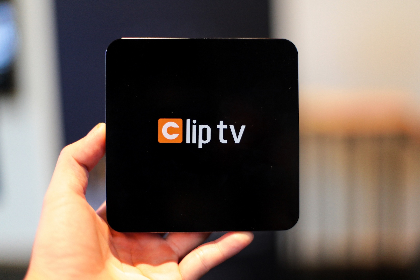 Clip TV Box ra mat, ho tro xem phim cho nguoi khiem thi hinh anh
