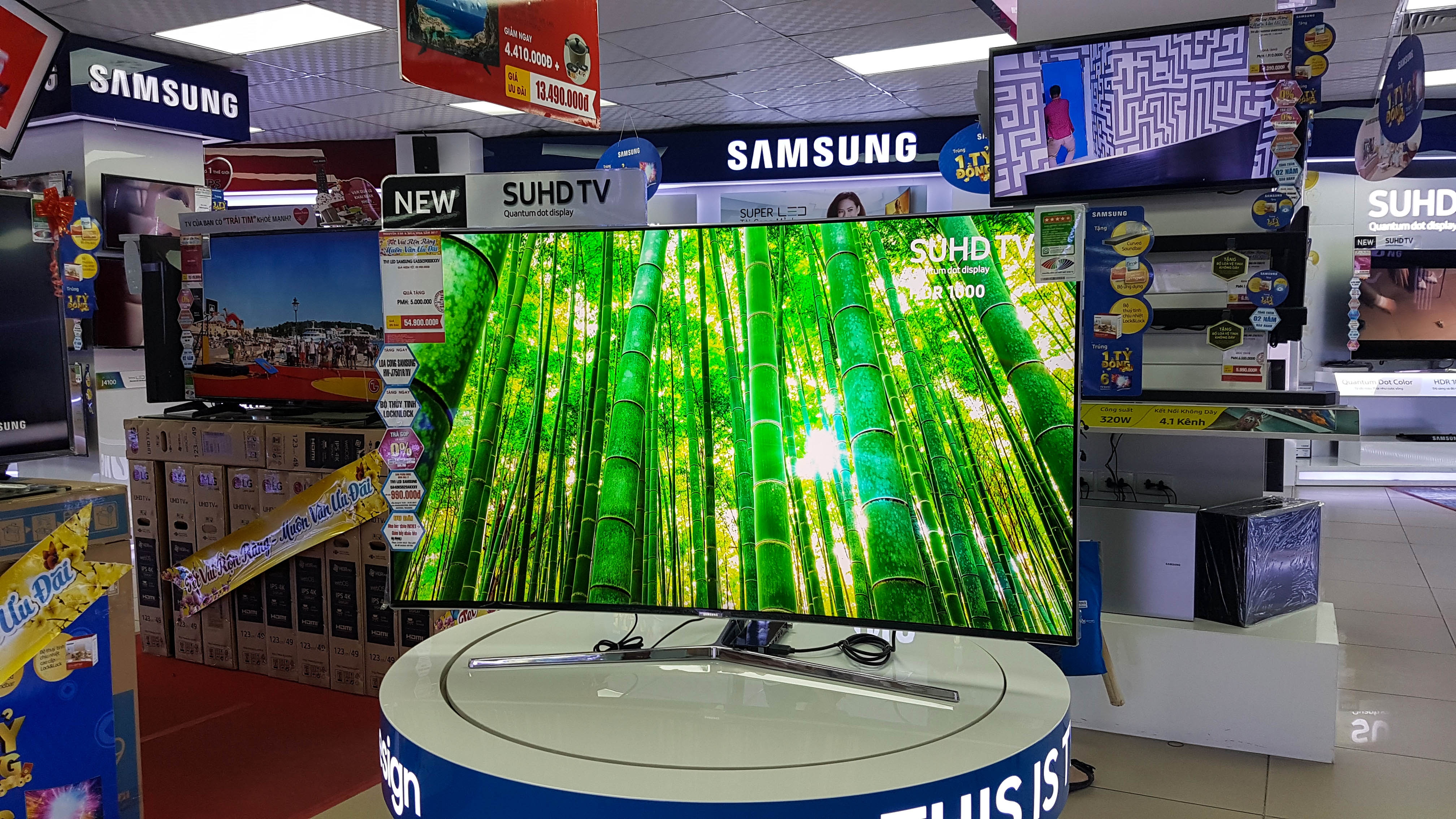 Giam gia hon chuc trieu dong, khach hang o at len doi TV hinh anh