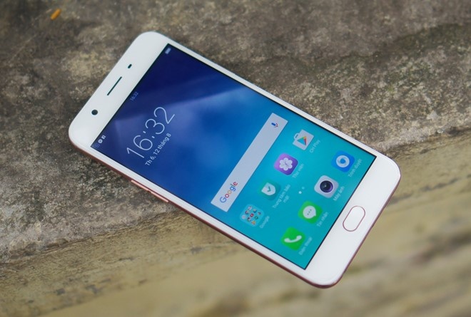 Nhung smartphone chup selfie nen mua choi Tet hinh anh