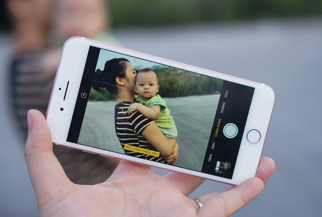 Chon smartphone chup anh xoa phong tot nhat de choi Tet hinh anh