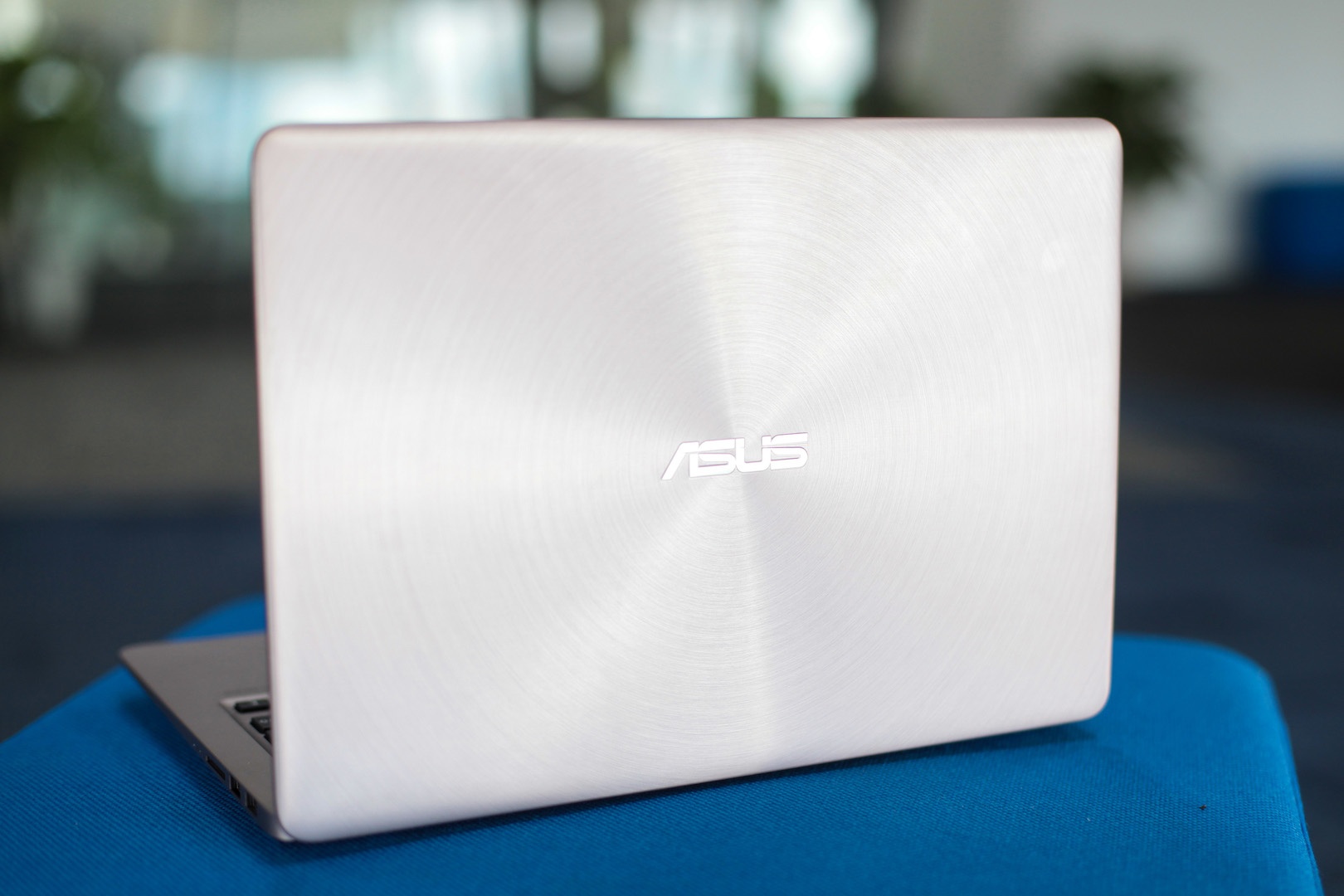 Asus ZenBook vien man hinh sieu mong, gia 16 trieu tai VN hinh anh