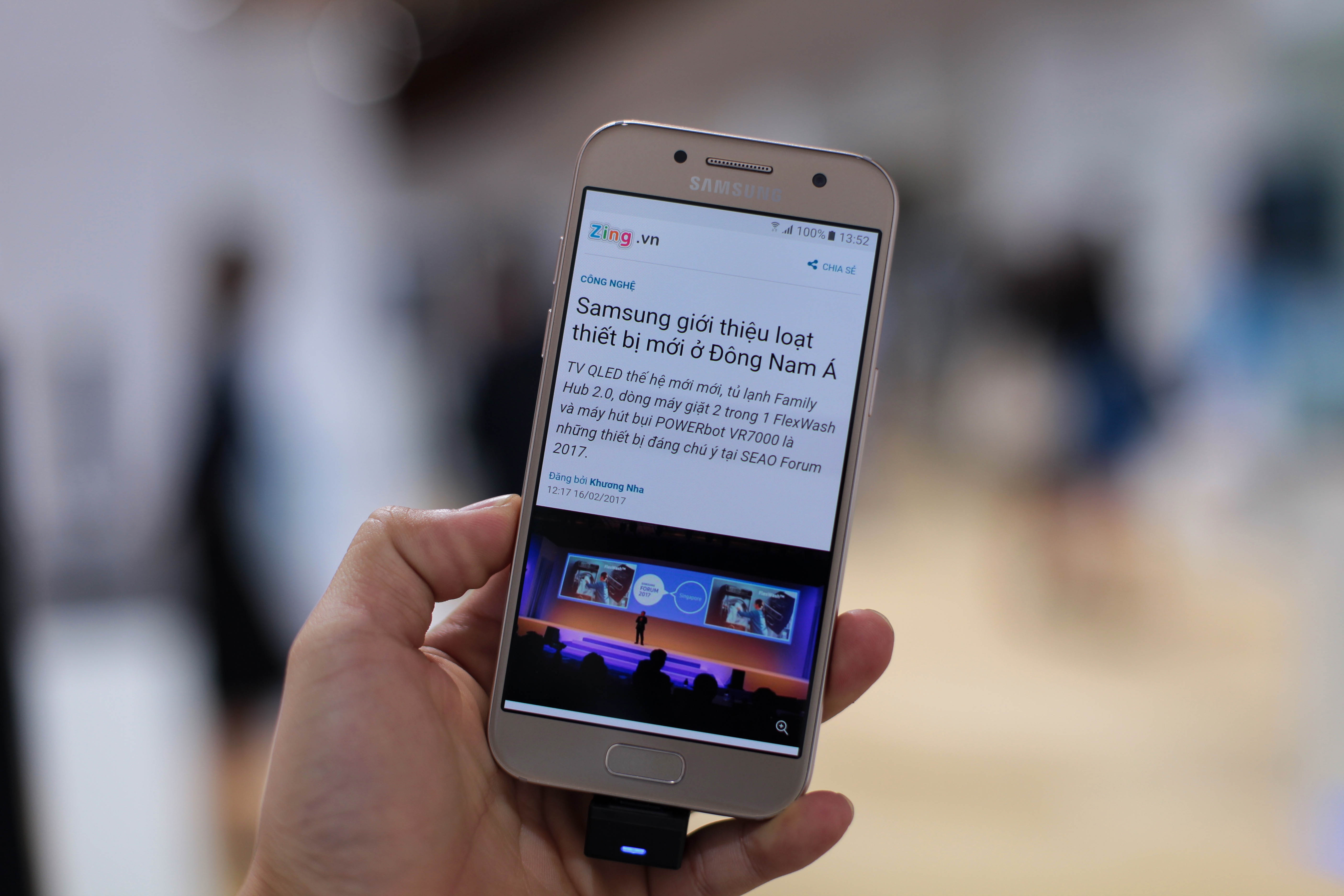 Anh thuc te Samsung Galaxy A3 2017 man hinh 4,7 inch hinh anh