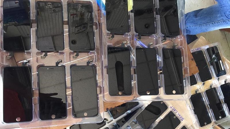 May ep kinh cong nghiep man hinh iPhone so luong lon tai Trung Quoc hinh anh