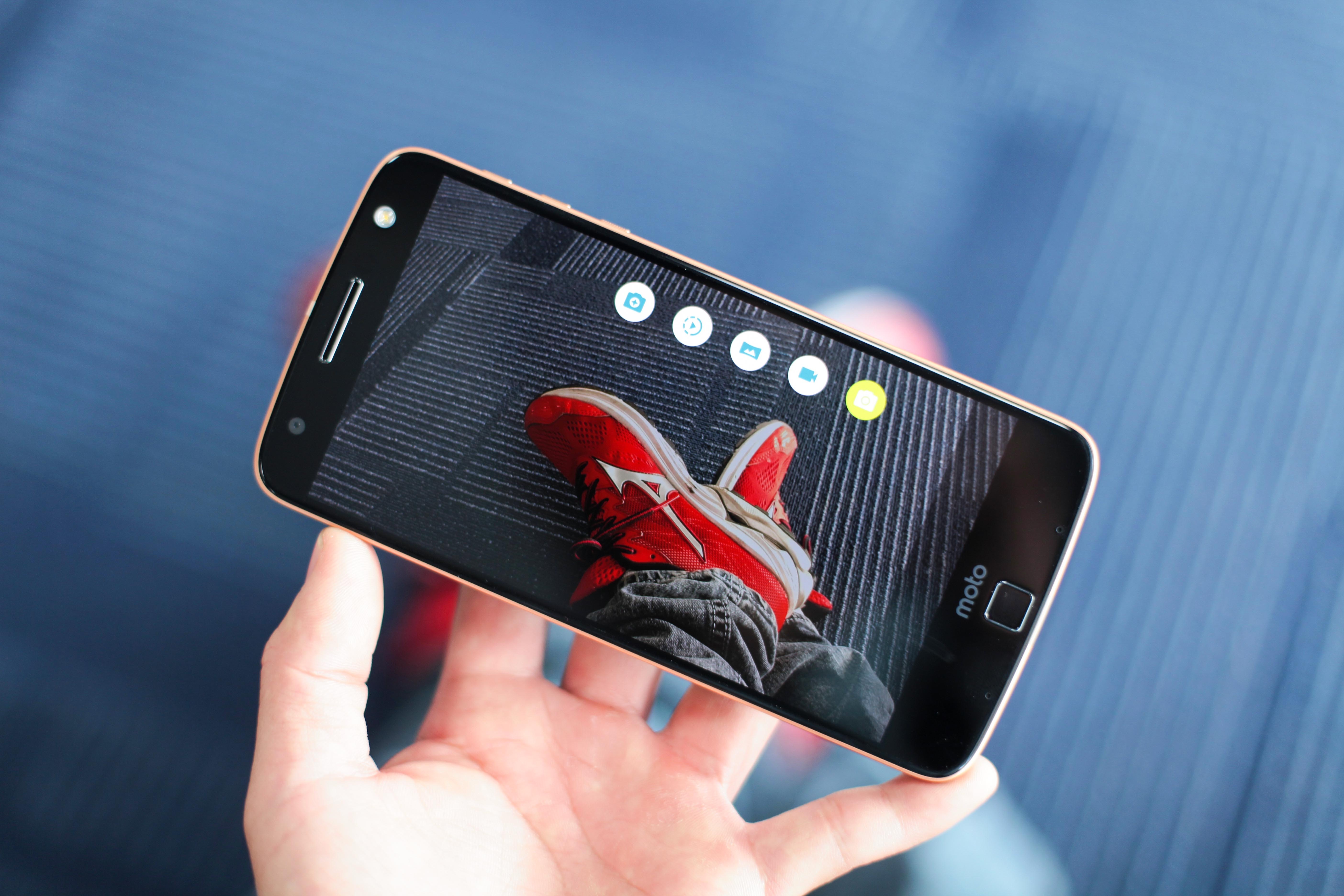 Moto Z vang hong anh 16