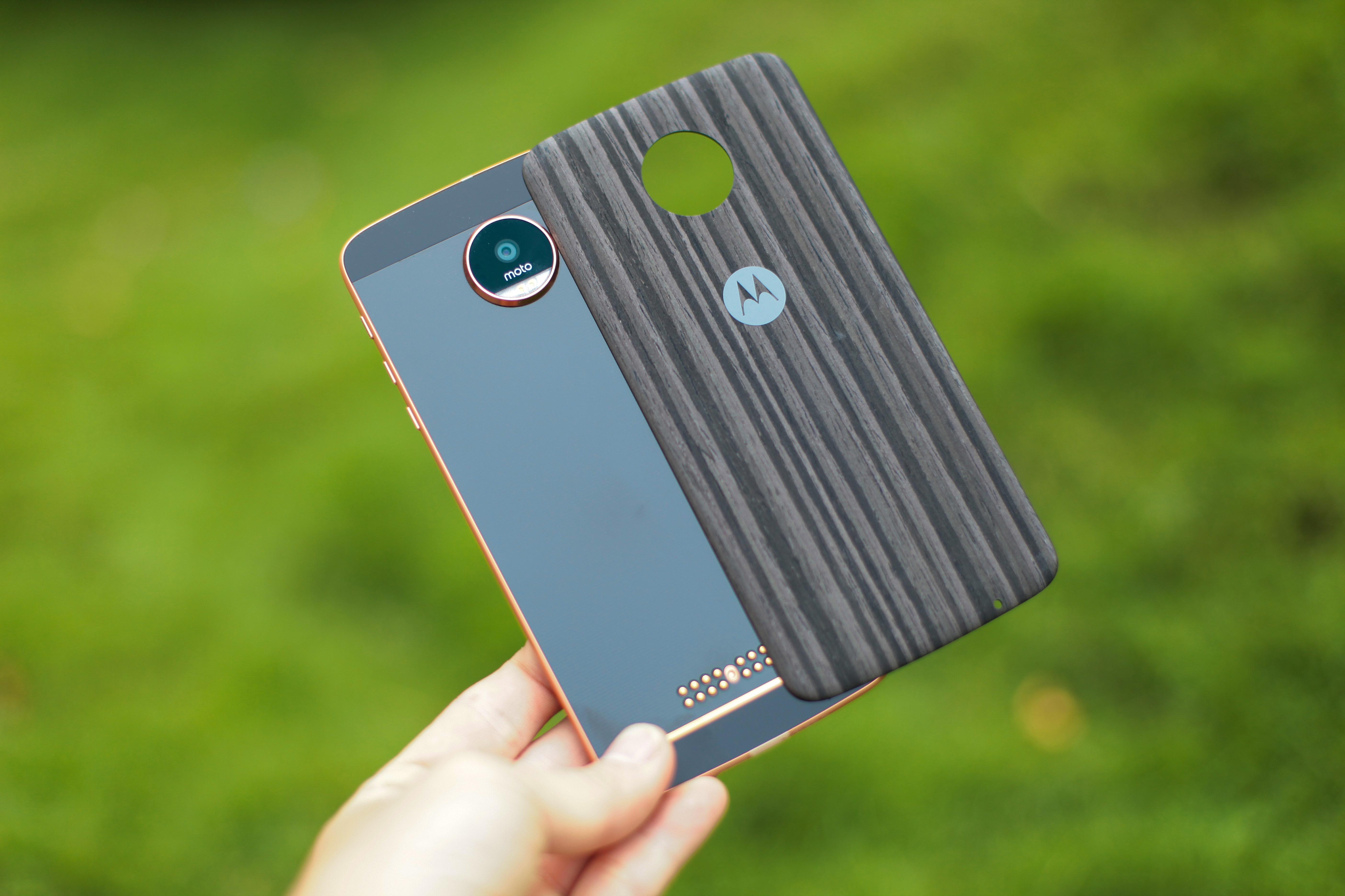 Anh Moto Z mau vang hong, gia 15,9 trieu tai Viet Nam hinh anh