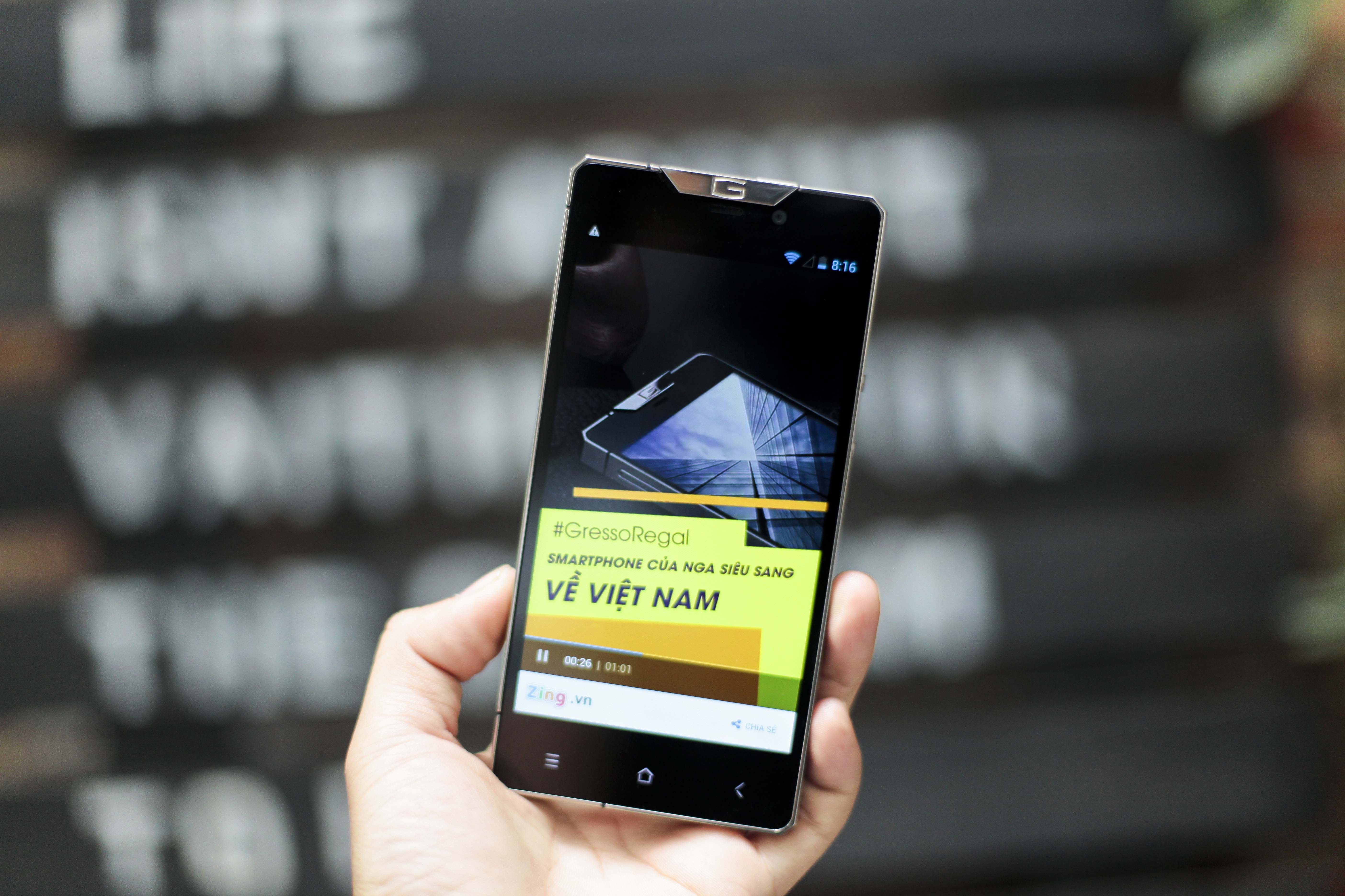 Smartphone sieu sang cua Nga ve VN gia 68 trieu dong hinh anh