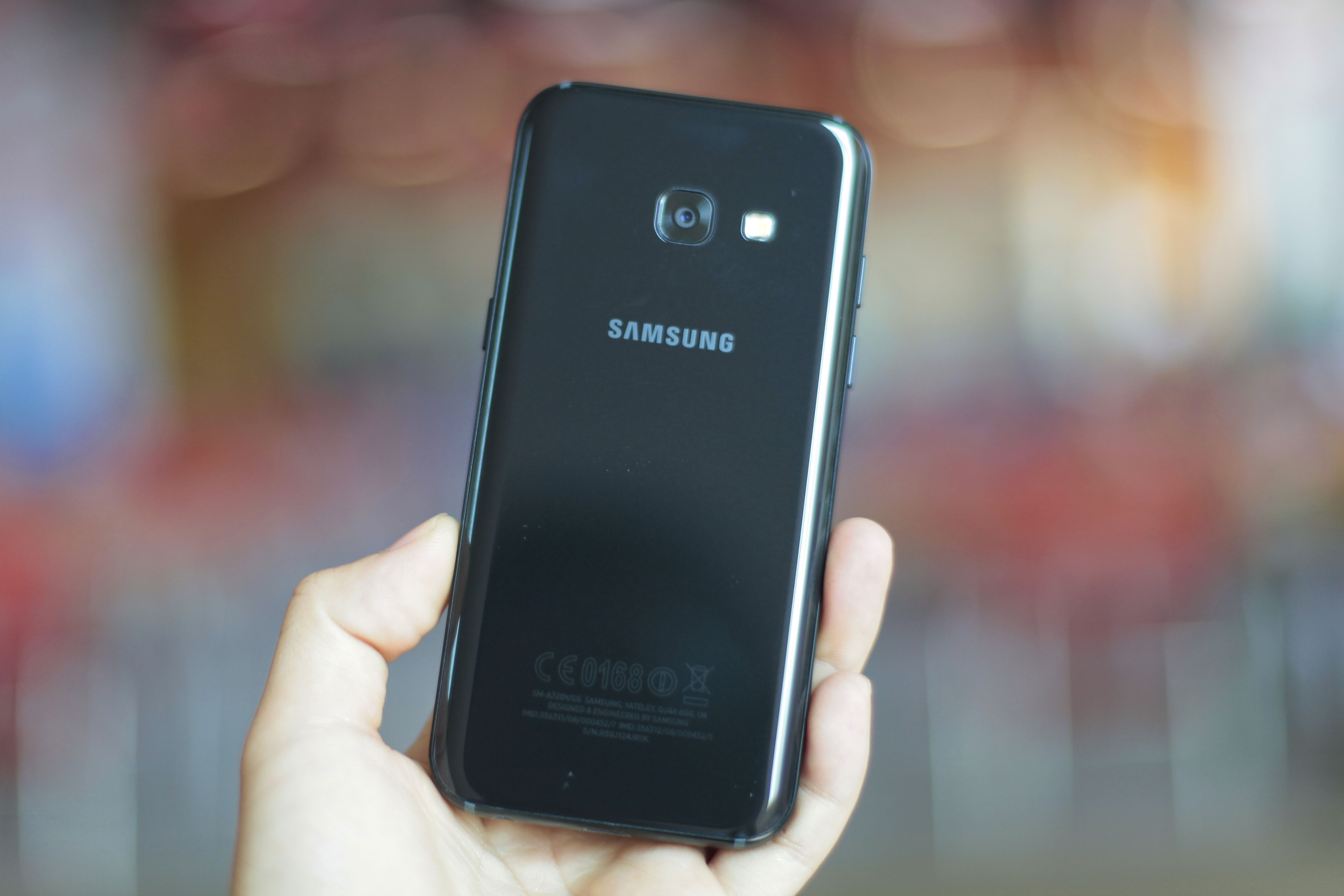 Galaxy A3 2017 - di dong gon gang, chac tay, gia 6,5 trieu dong hinh anh