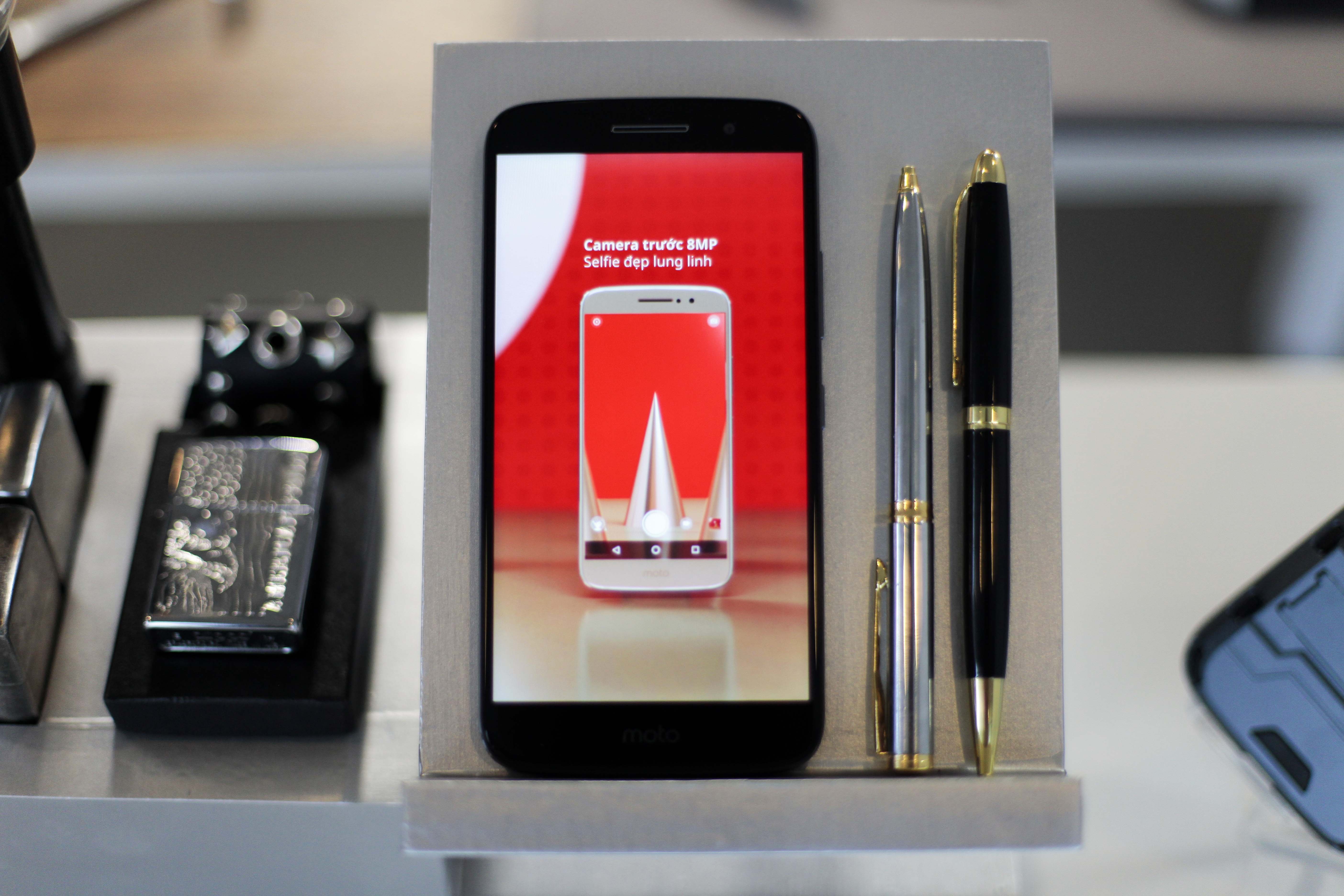 Anh Moto M RAM 4 GB gia 6,9 trieu dong vua ve Viet Nam hinh anh