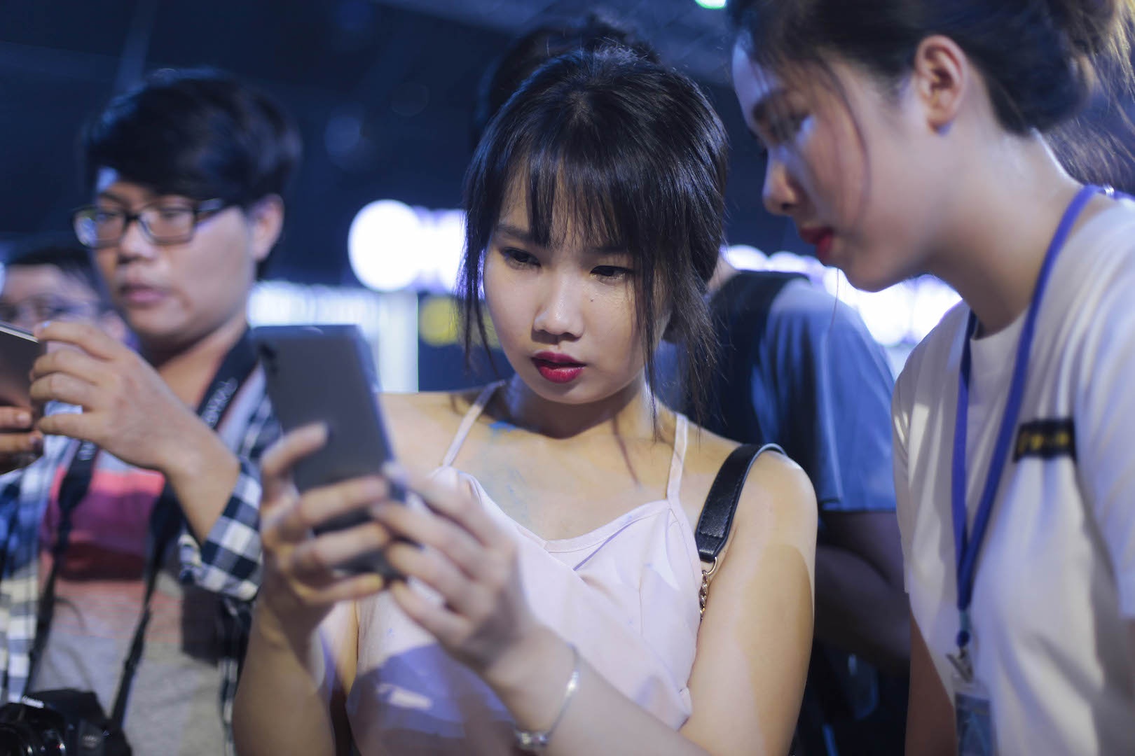 Le hoi trinh dien Sony Xperia XZs thu hut hang nghin ban tre Sai Gon hinh anh