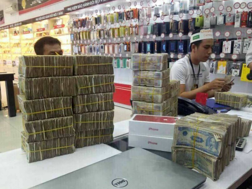 Mang 50 trieu tien le di mua iPhone 7 mau do hinh anh