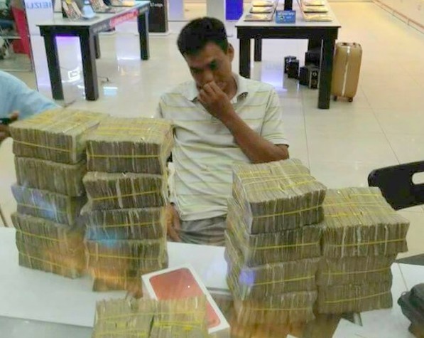 Tai xe mang hon 50 trieu tien le di mua iPhone 7 mau do o Sai Gon hinh anh