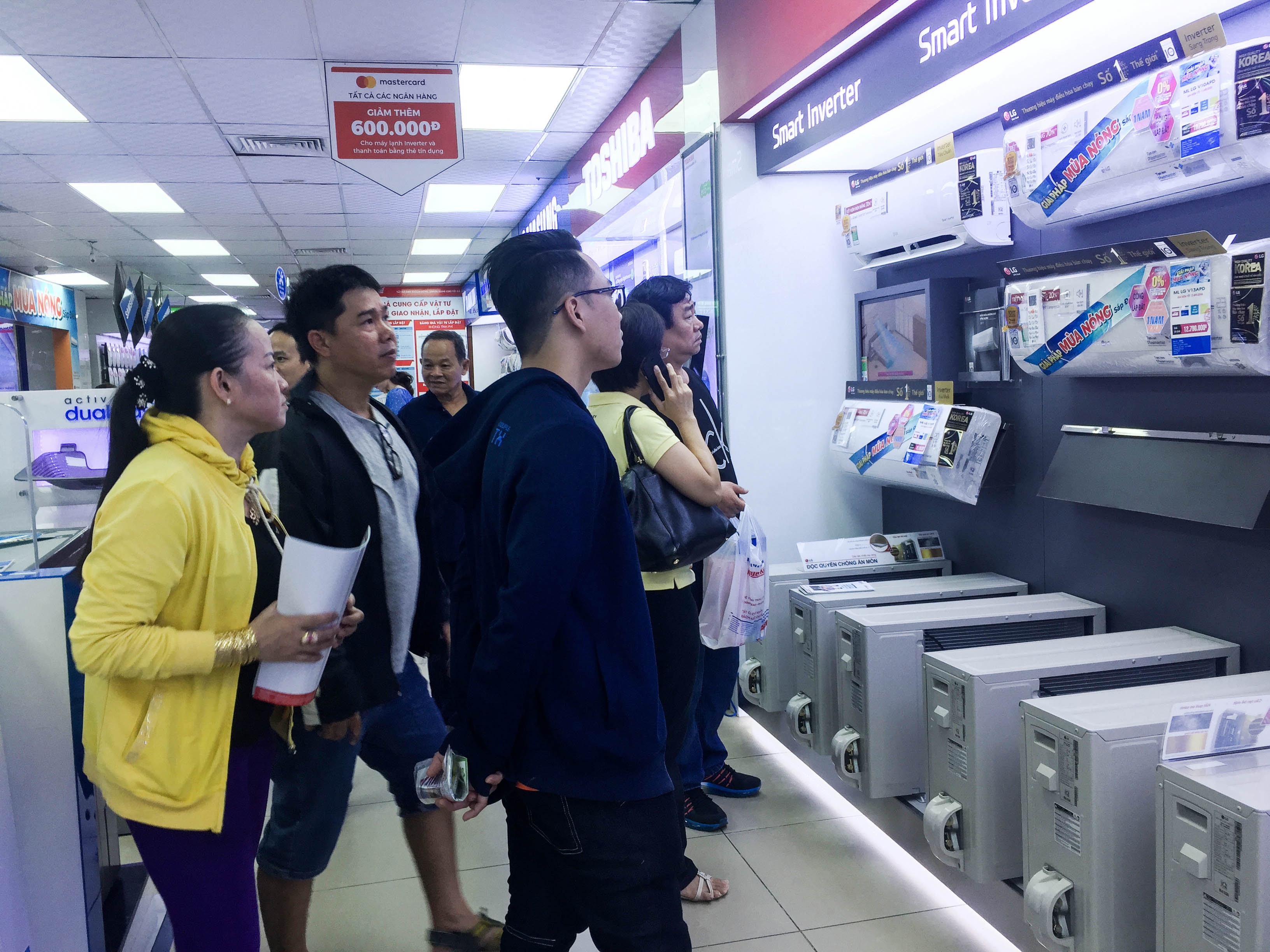 Nguoi Sai Gon do xo di mua may lanh chong choi mua nang nong hinh anh