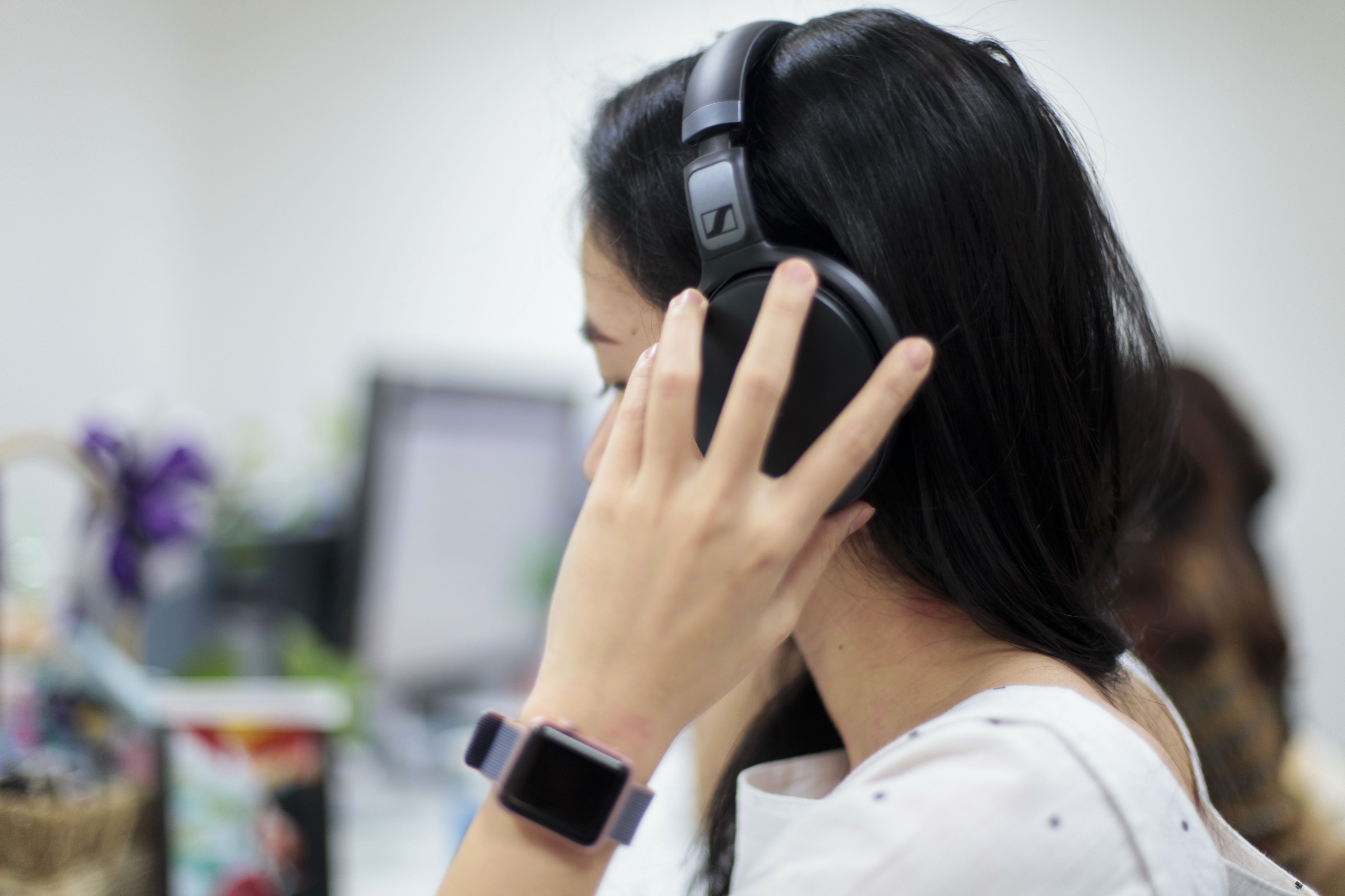 Tai nghe khong day tu Sennheiser gia 3,9 trieu hinh anh