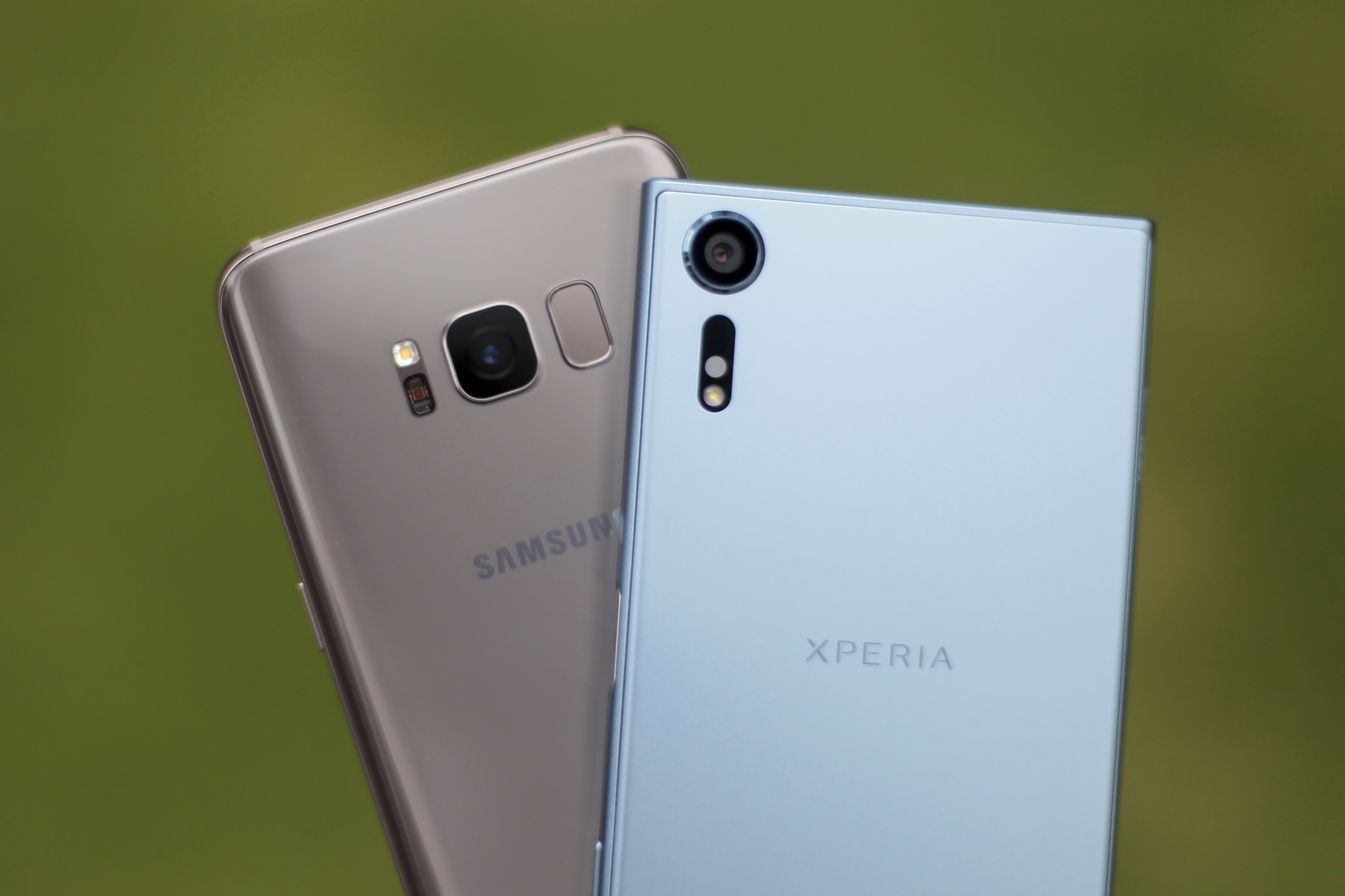 So Xperia XZs voi Galaxy S8: Nguoi bao thu, ke tan thoi hinh anh