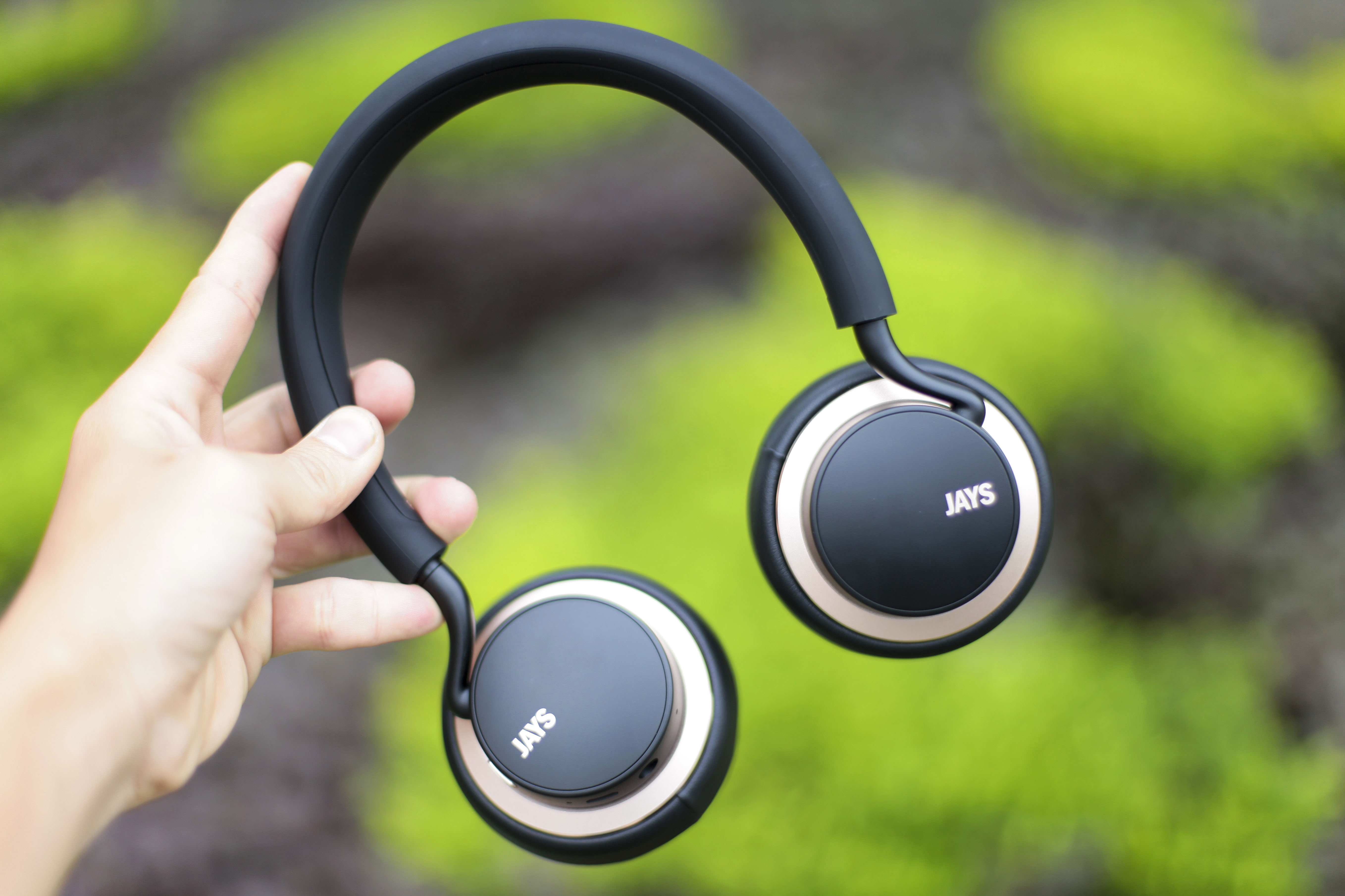 Mo hop tai nghe khong day, ho tro cam ung gia 4,3 trieu dong hinh anh