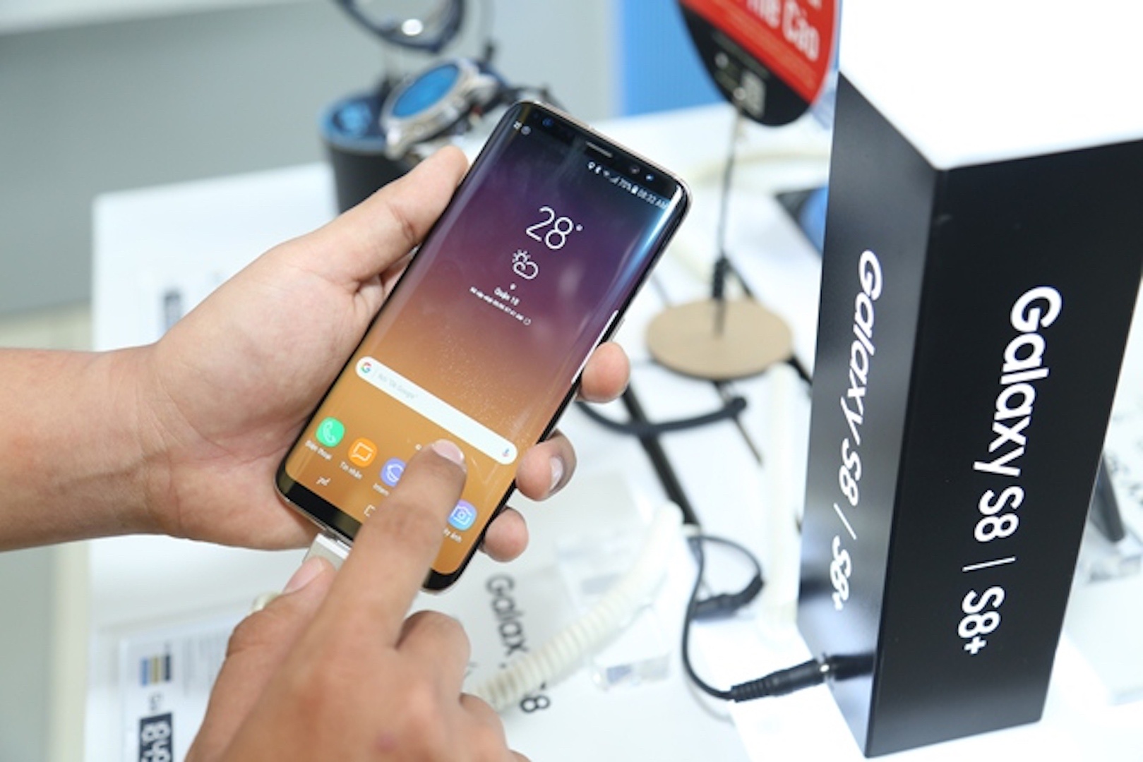 Galaxy S8+ mau den chay hang tai VN hinh anh