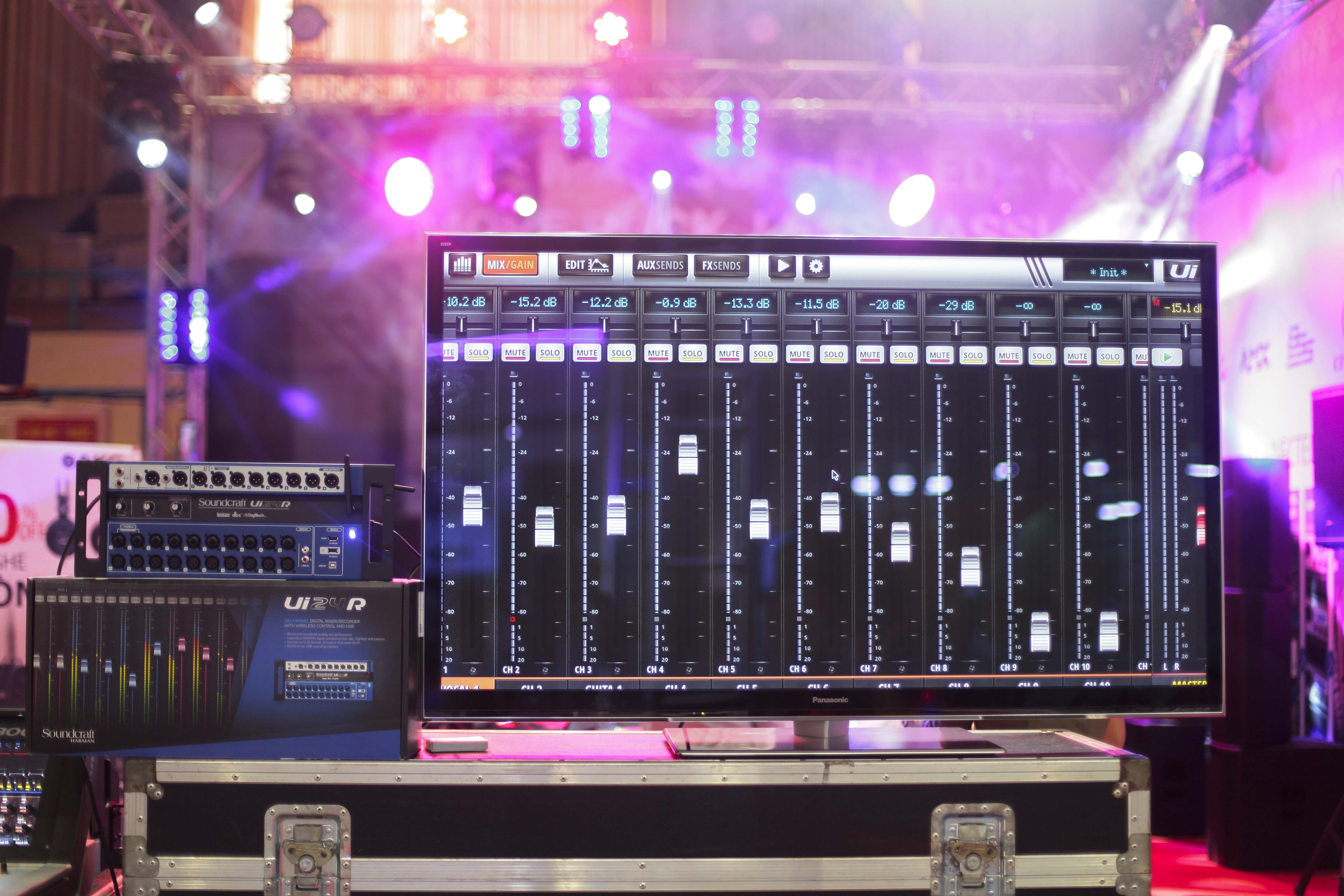 Trien lam am thanh quoc te PLASE anh 8