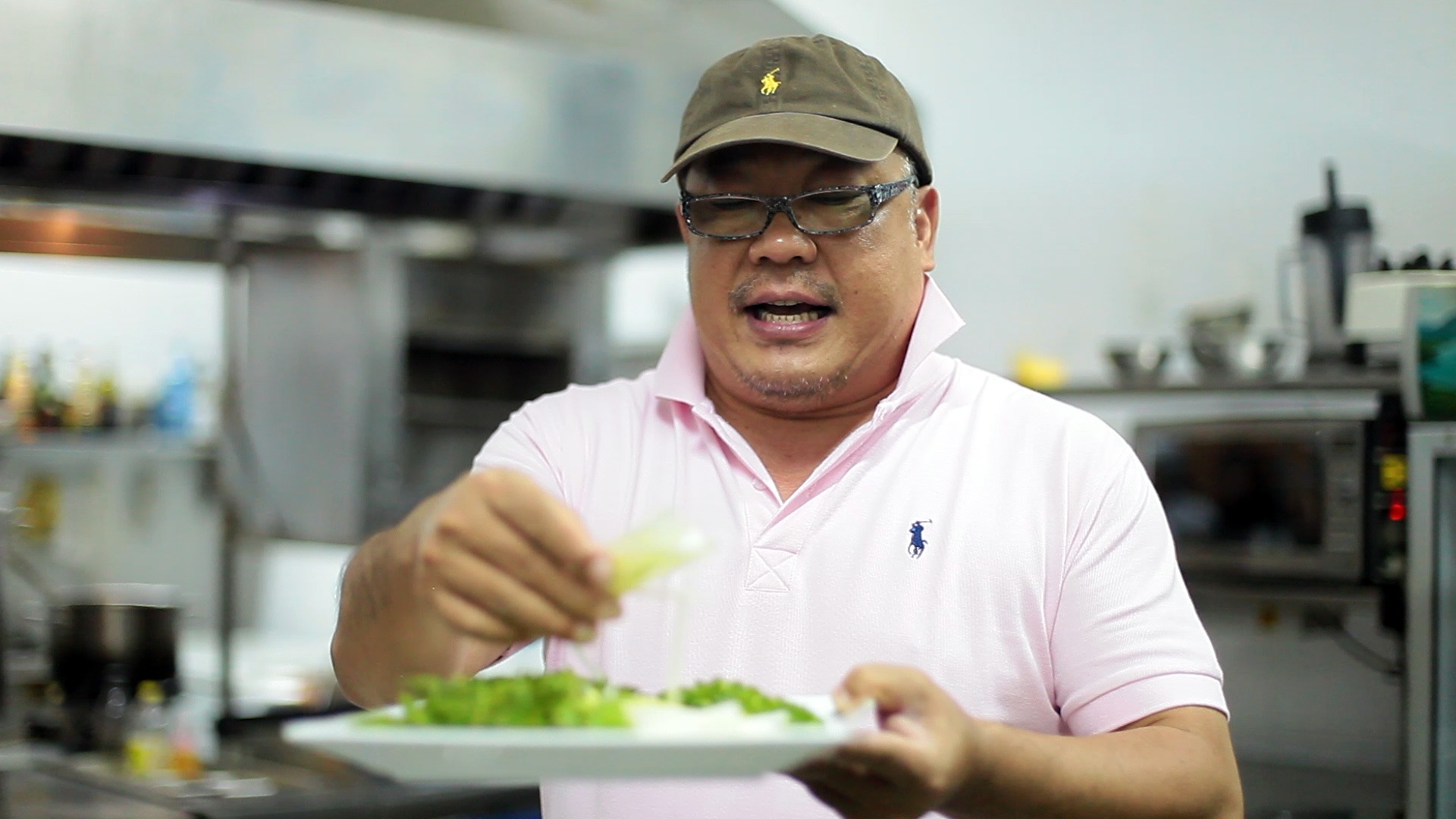 Doanh nhan Khai Silk vao bep nau pho Bac hinh anh