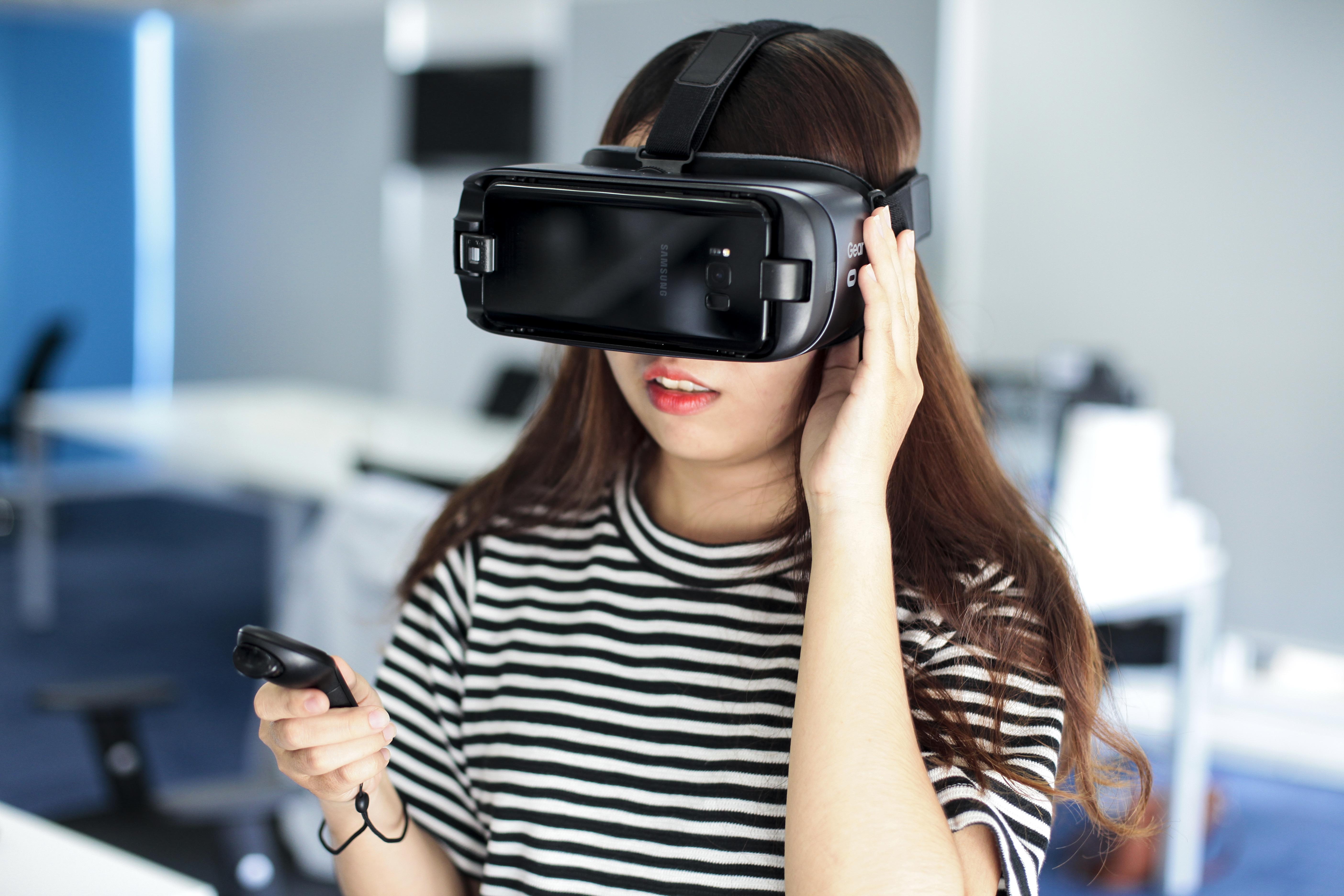 Mo hop Samsung Gear VR 2017 gia 2,5 trieu voi dieu khien cam tay hinh anh