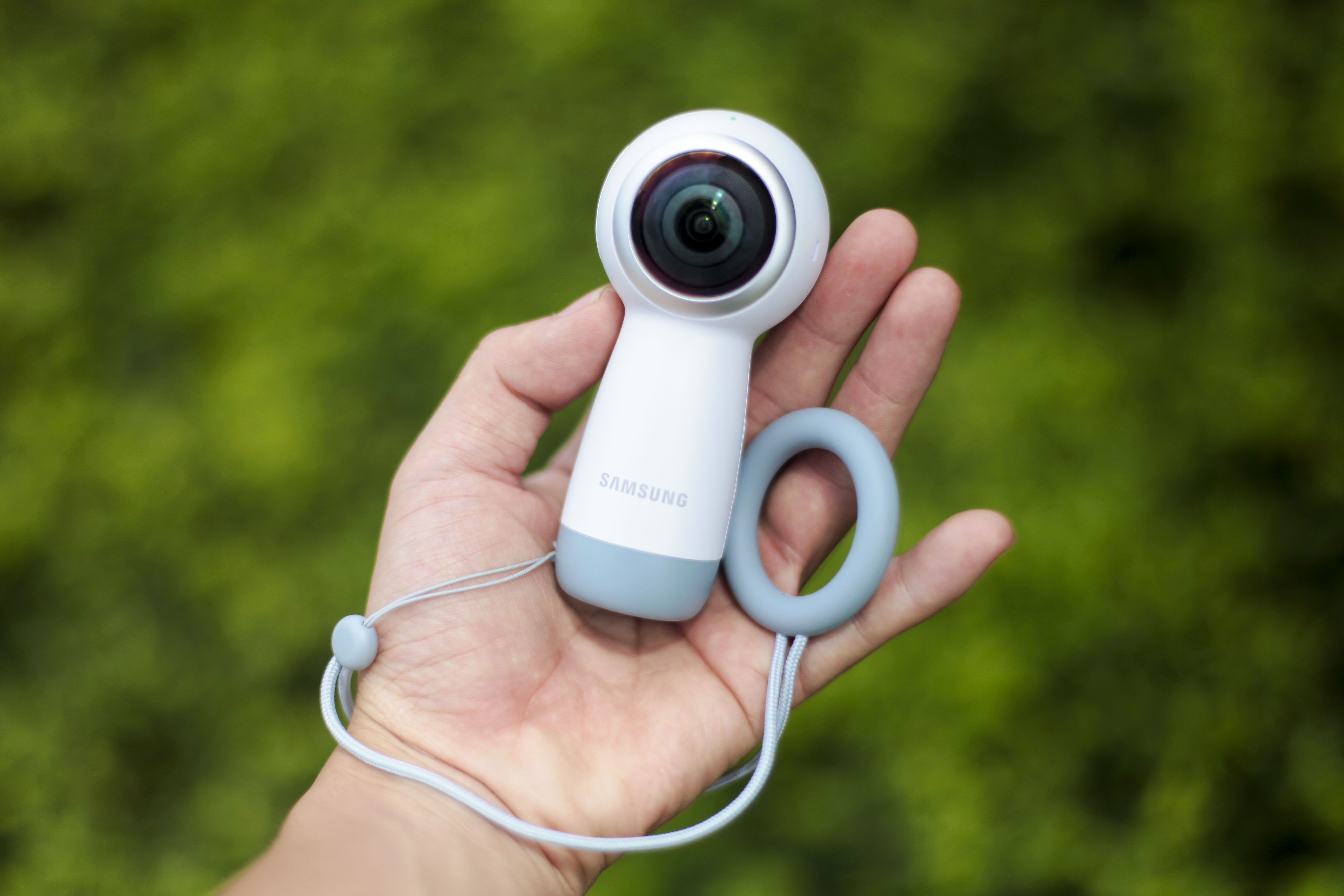 Anh thuc te Samsung Gear 360: Thiet ke moi, ho tro live video hinh anh