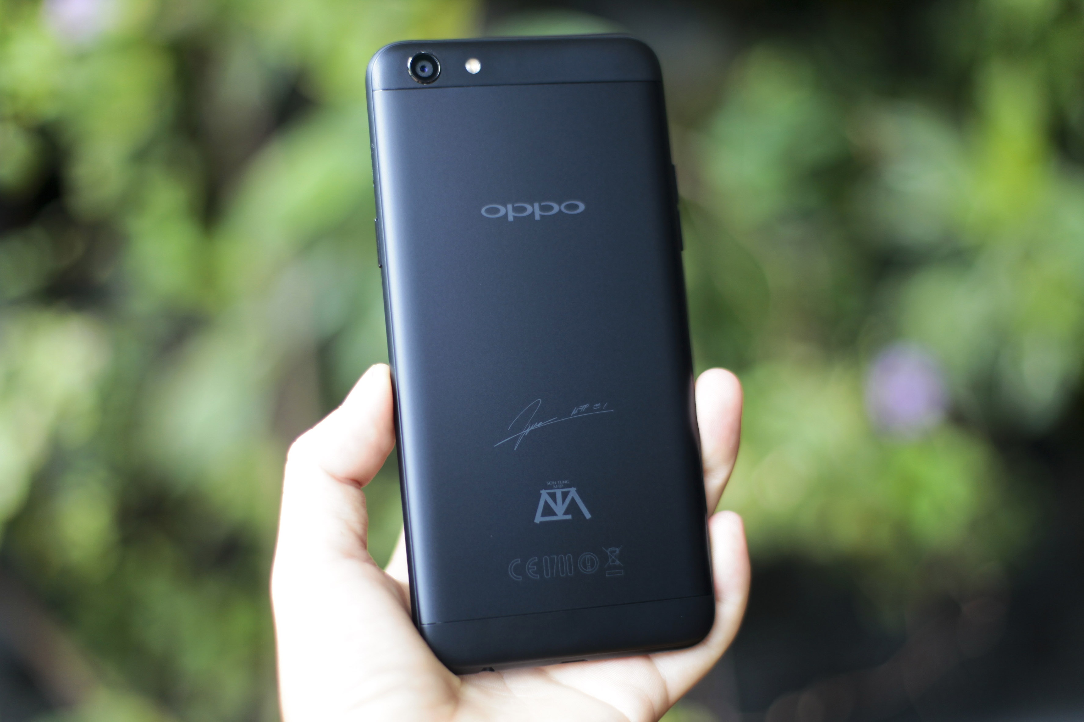 Oppo F3 Son Tung anh 4