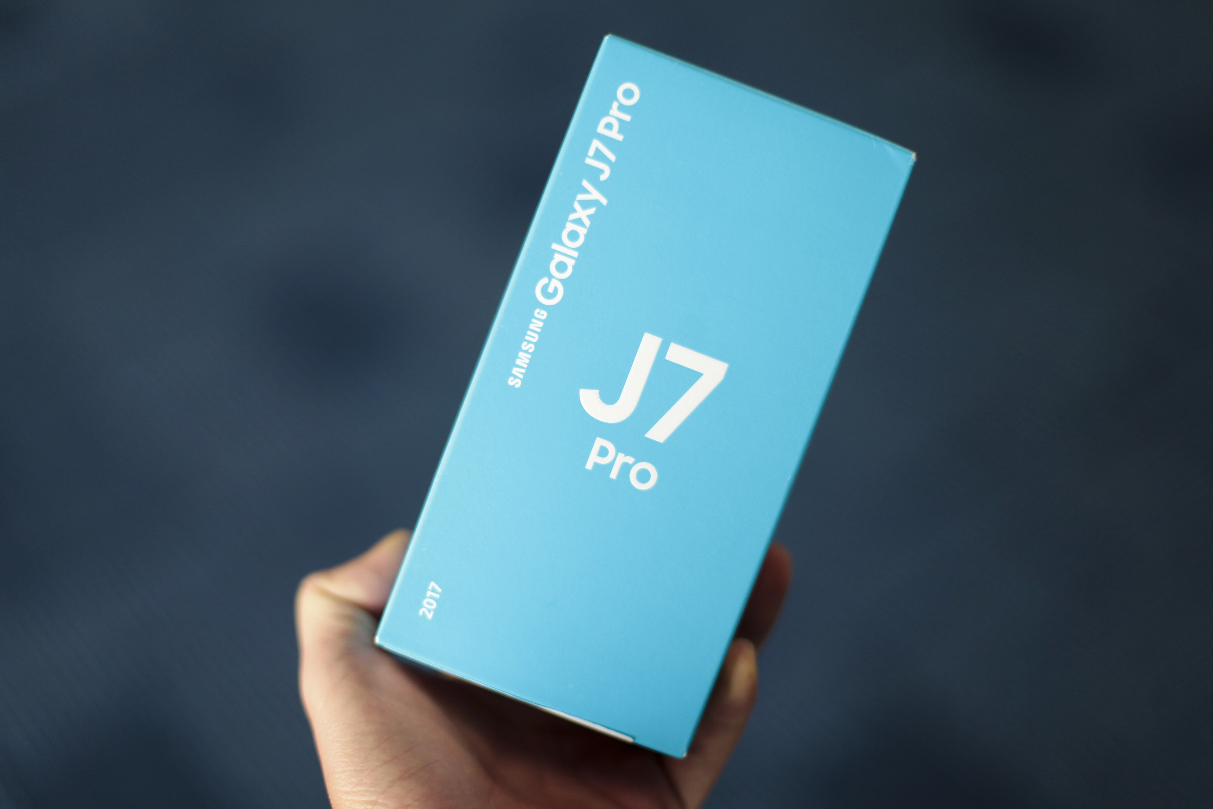 Samsung Galaxy J7 Pro anh 1