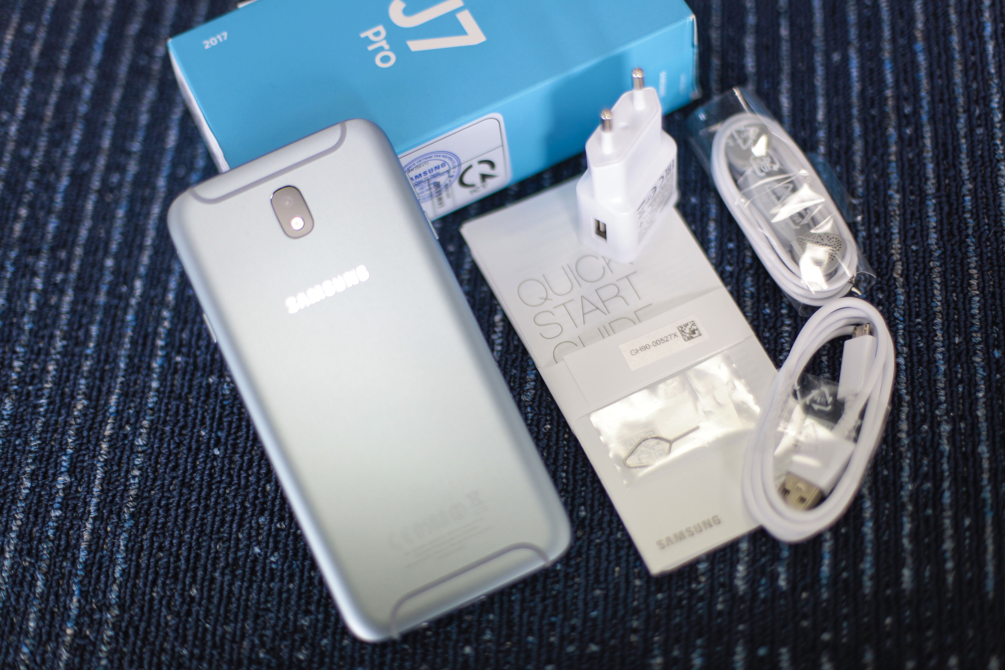 Samsung Galaxy J7 Pro anh 2