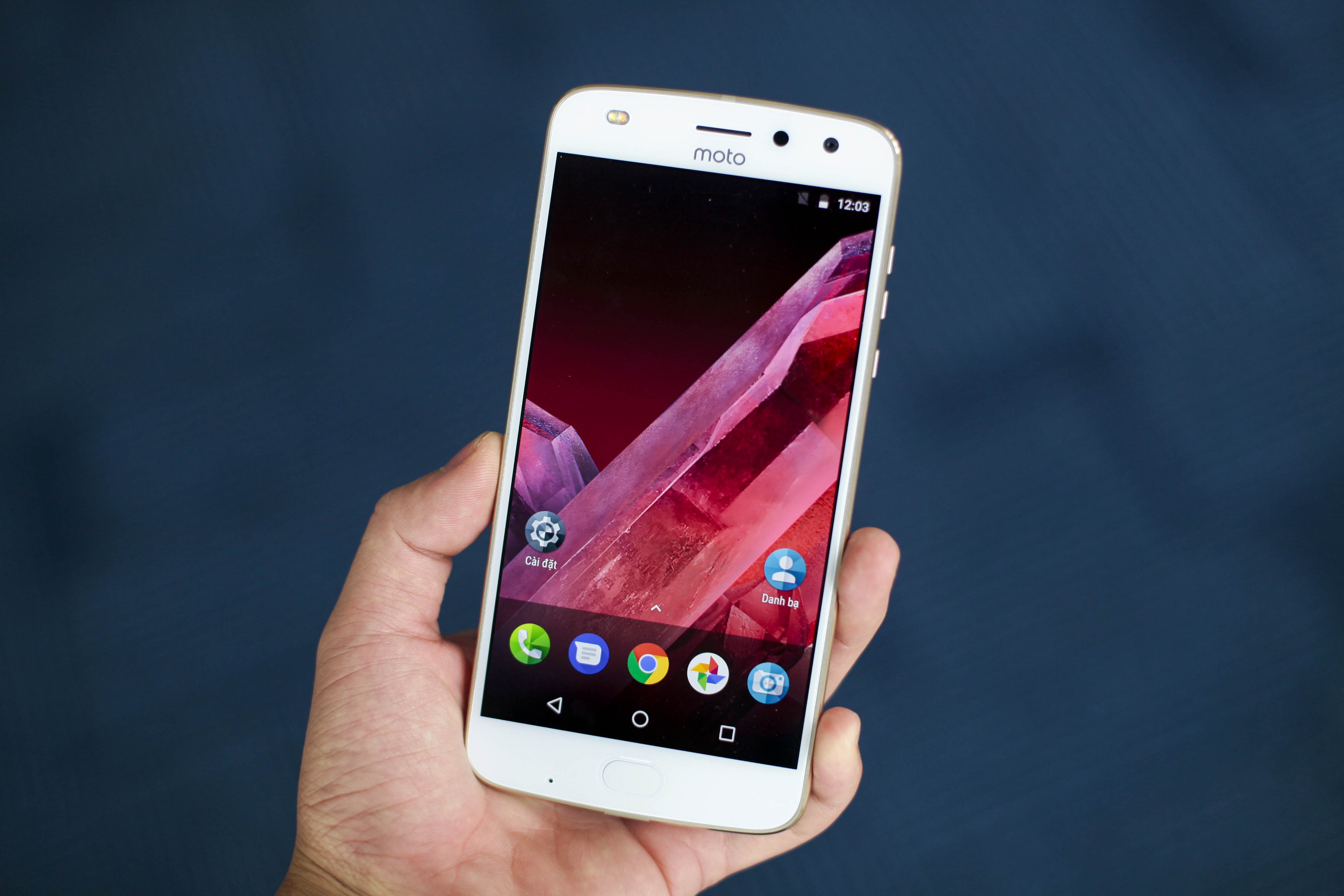 Danh gia Moto Z2 Play anh 1