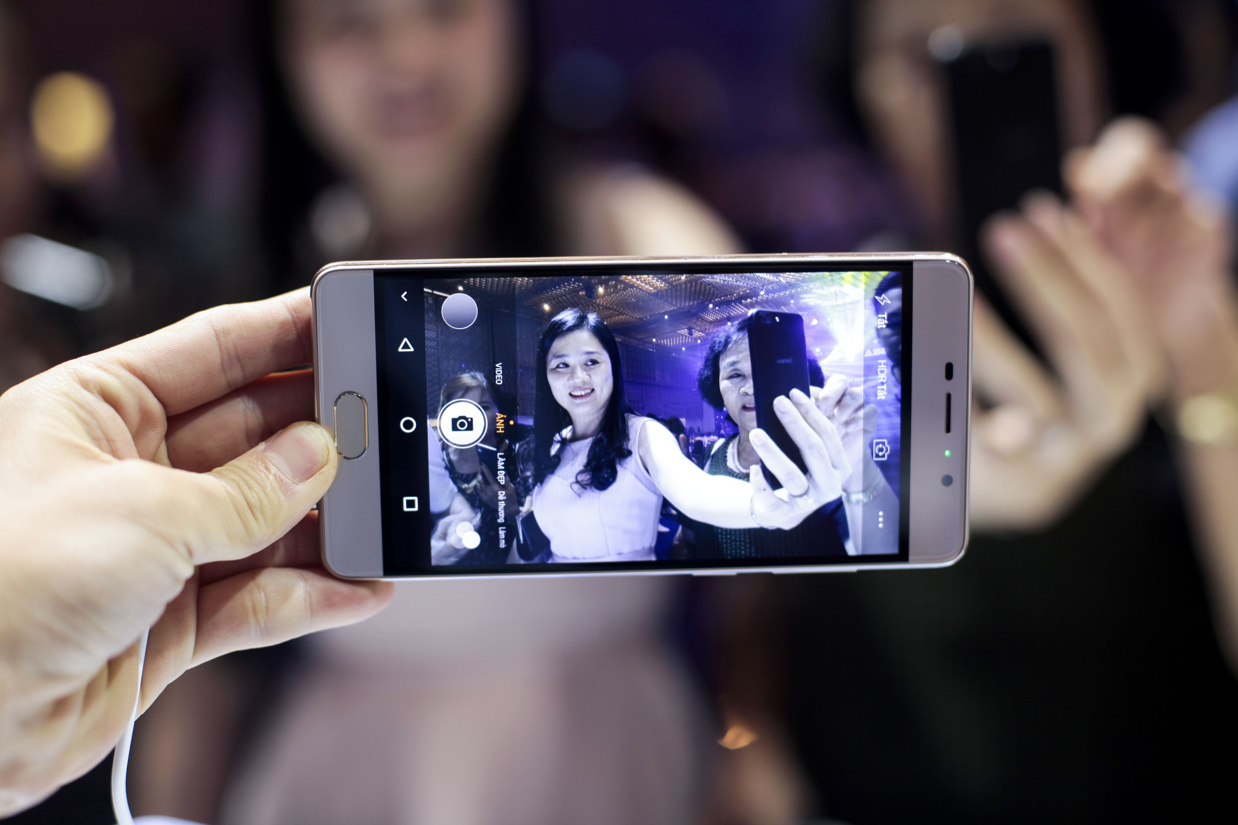 Anh thuc te bo doi smartphone gia re cua Asanzo vua ra mat hinh anh