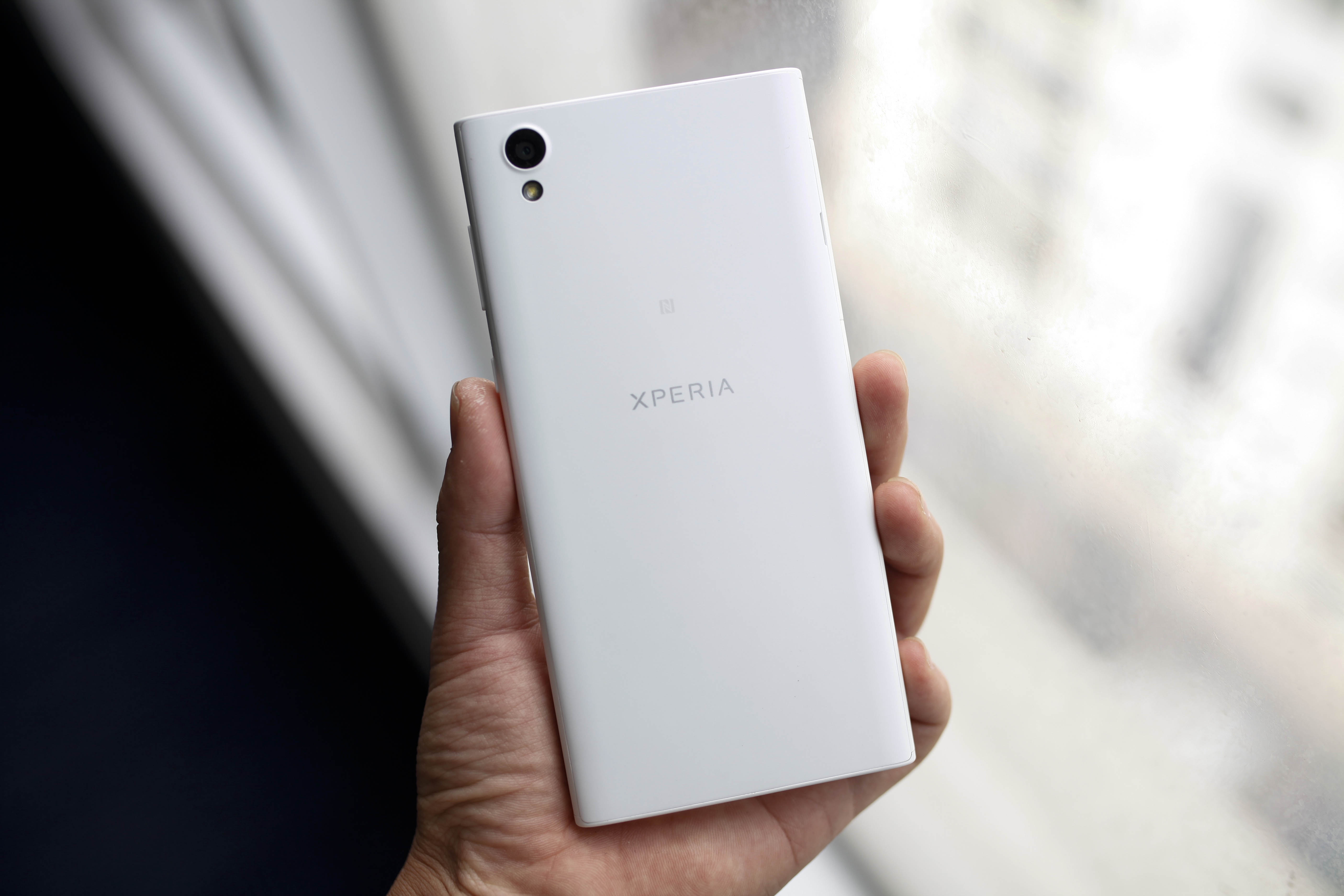 Danh gia Sony Xperia XL1 anh 1