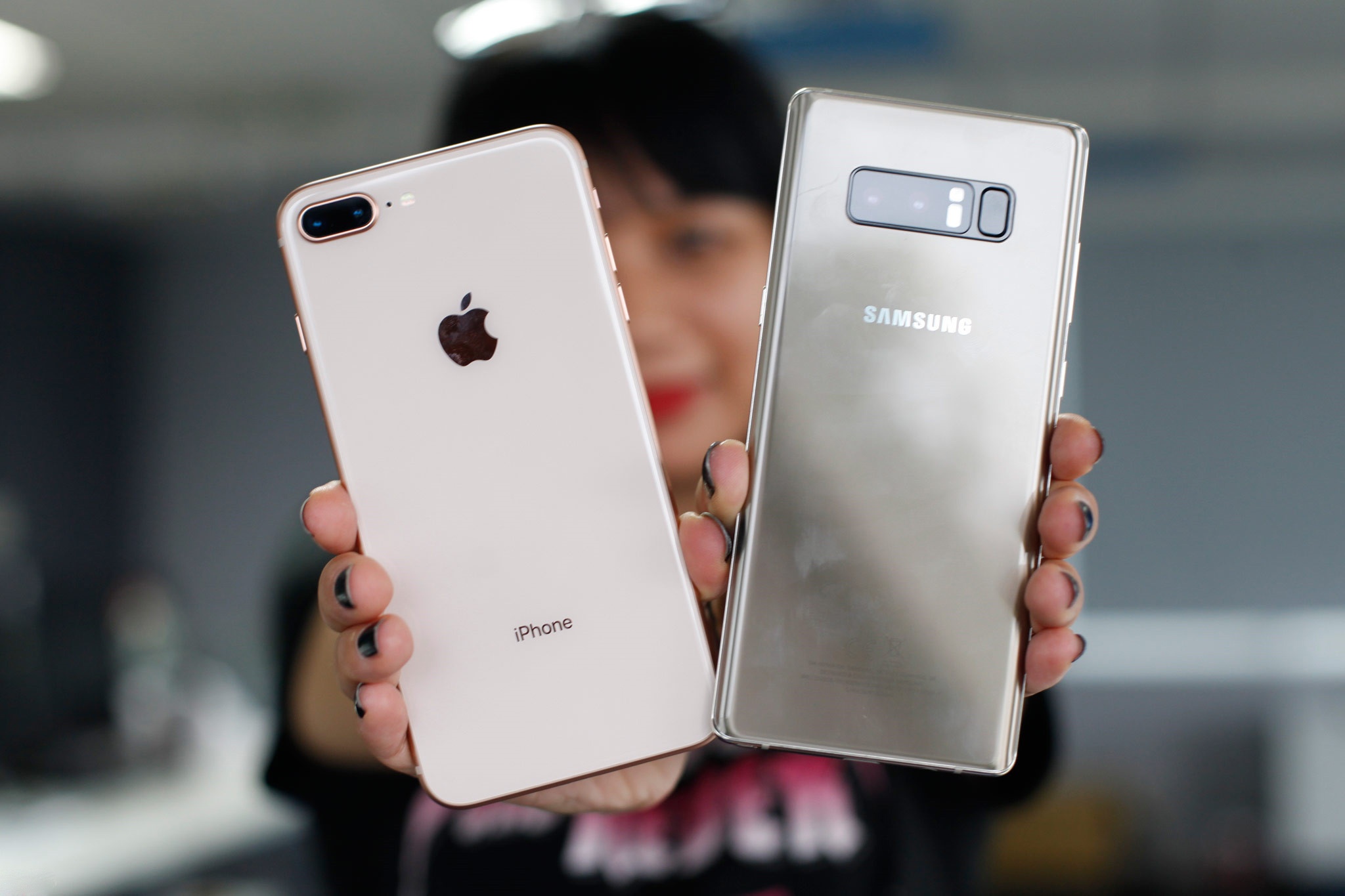 So thiet ke Samsung Galaxy Note 8 voi iPhone 8 Plus hinh anh