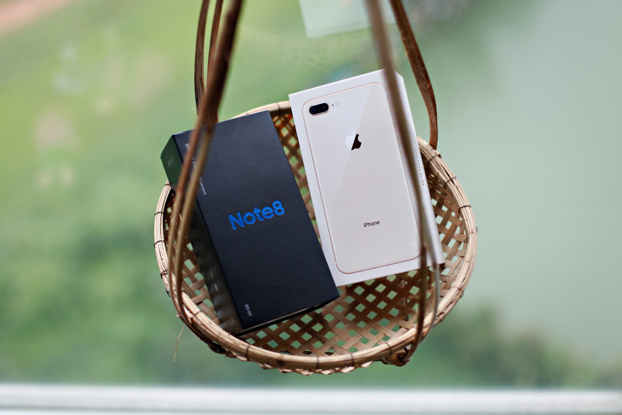 Samsung Galaxy Note 8 voi iPhone 8 anh 1