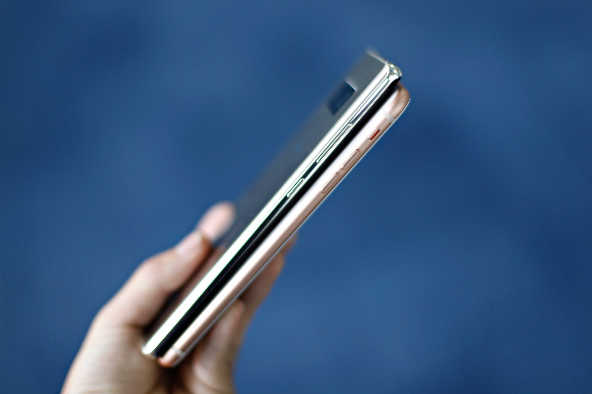 Samsung Galaxy Note 8 voi iPhone 8 anh 7