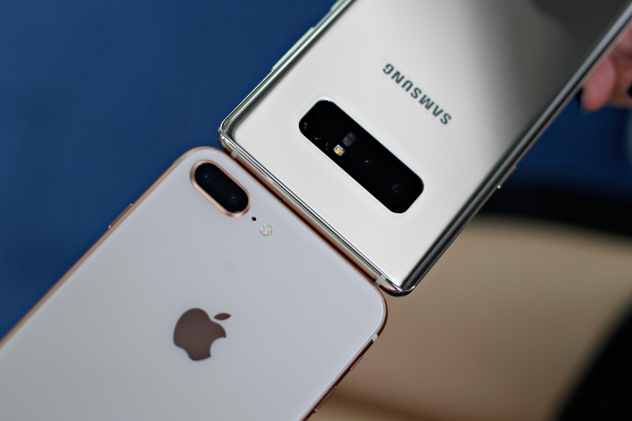 Samsung Galaxy Note 8 voi iPhone 8 anh 3